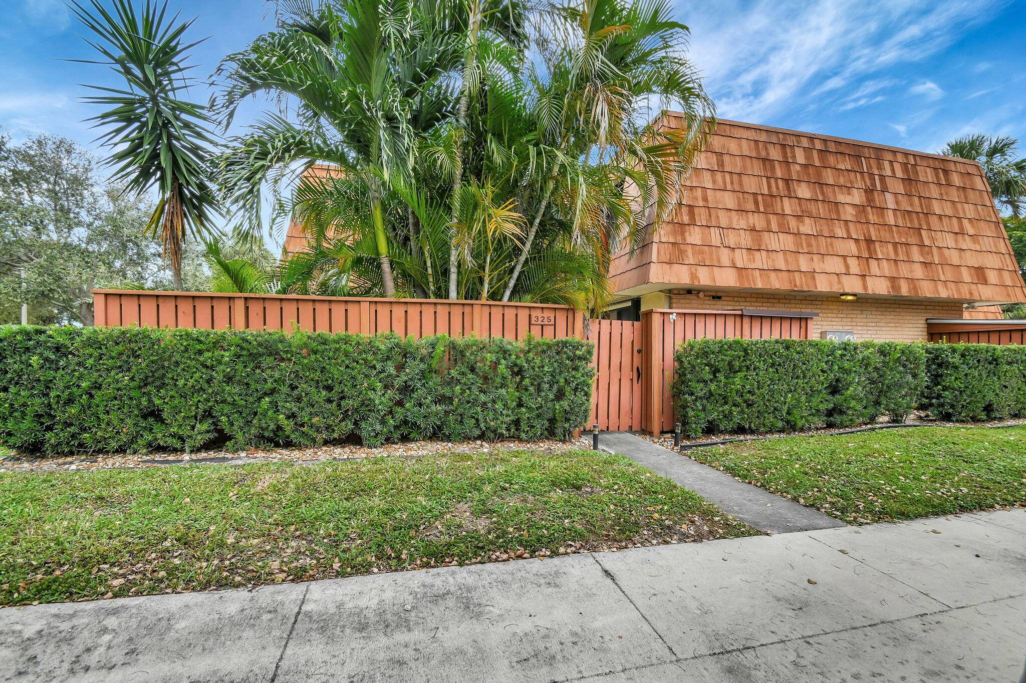 Boynton Beach, FL 33436,325 Live Oak LN