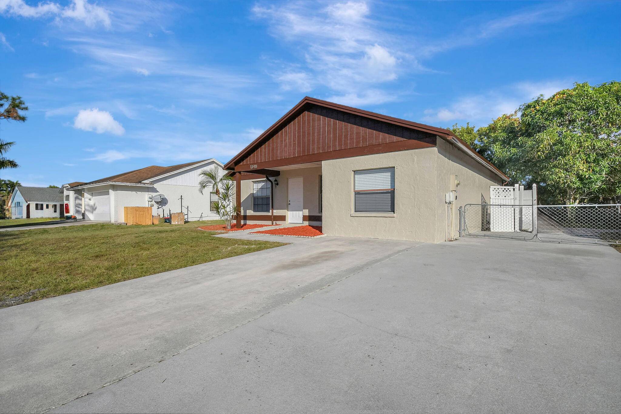 Royal Palm Beach, FL 33411,1398 Thornbank LN