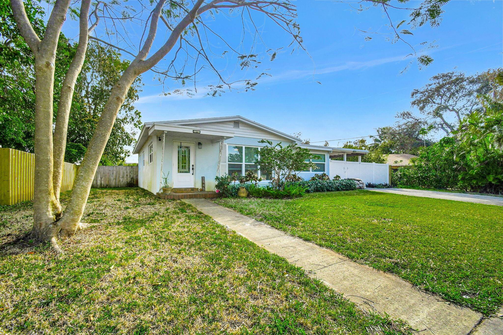 Lantana, FL 33462,1446 W Perry ST