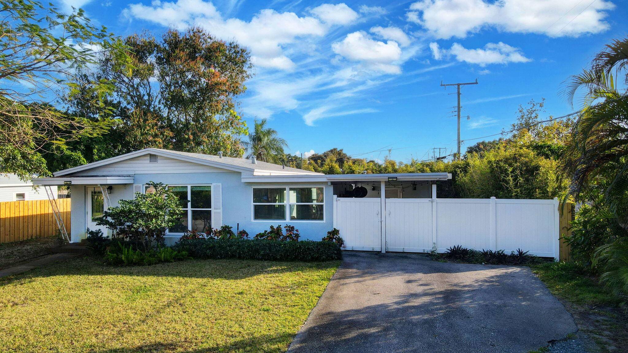 Lantana, FL 33462,1446 W Perry ST