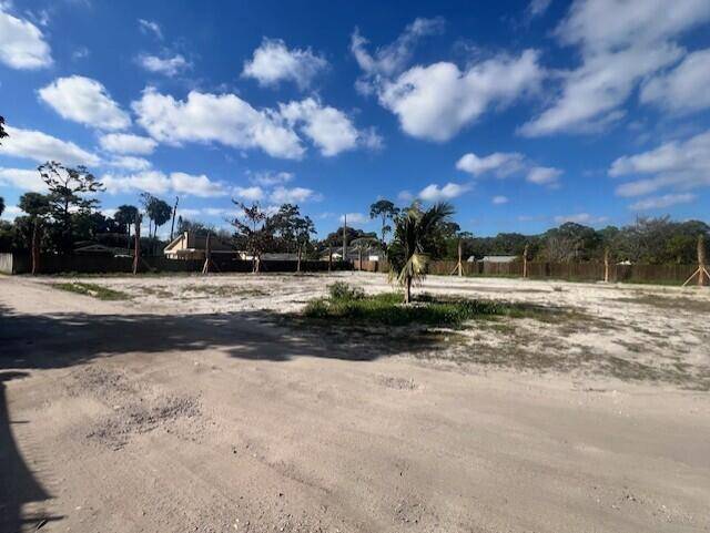 West Palm Beach, FL 33415,447 Tall Pines RD