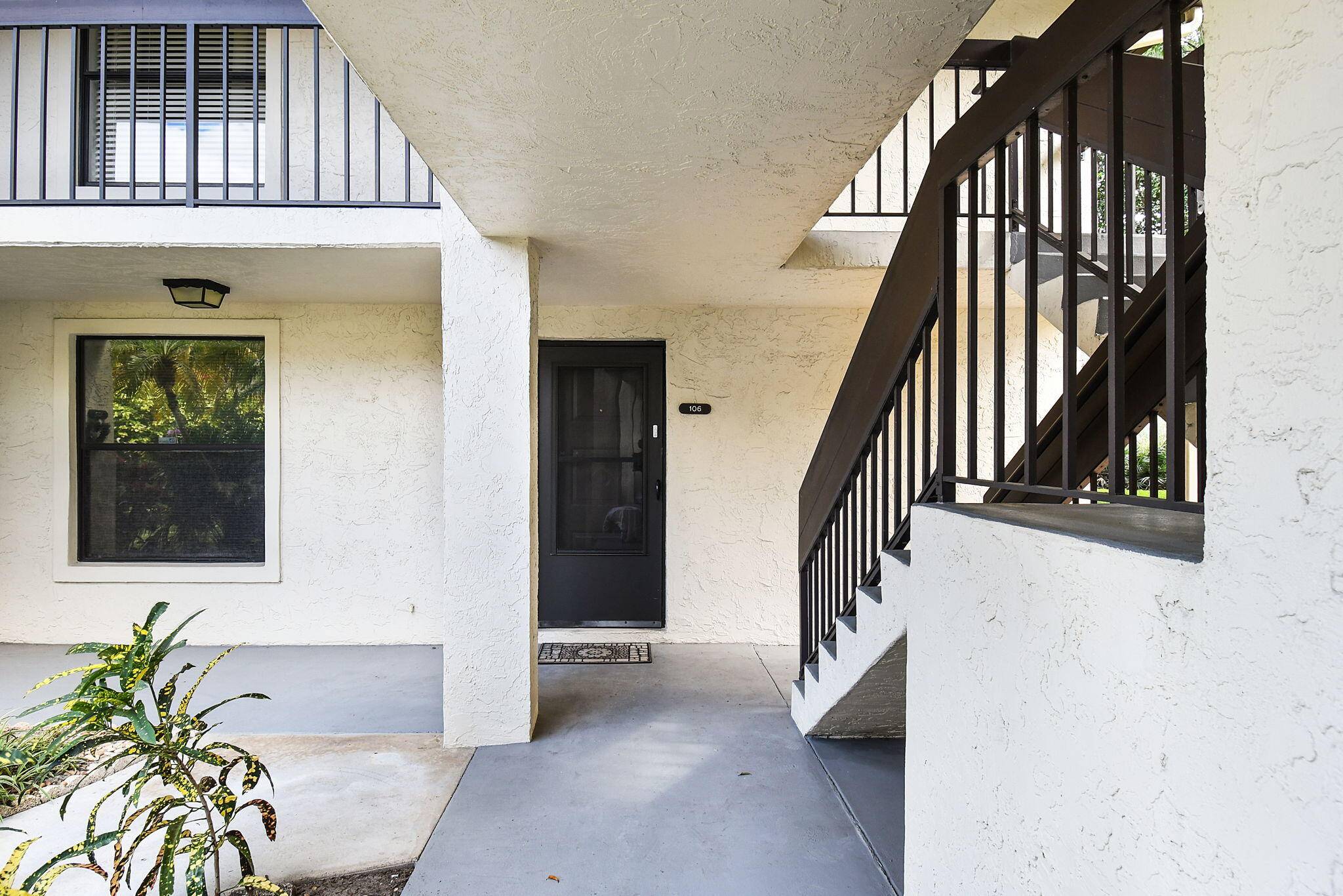 Stuart, FL 34997,31 SW South River Dr. DR 106