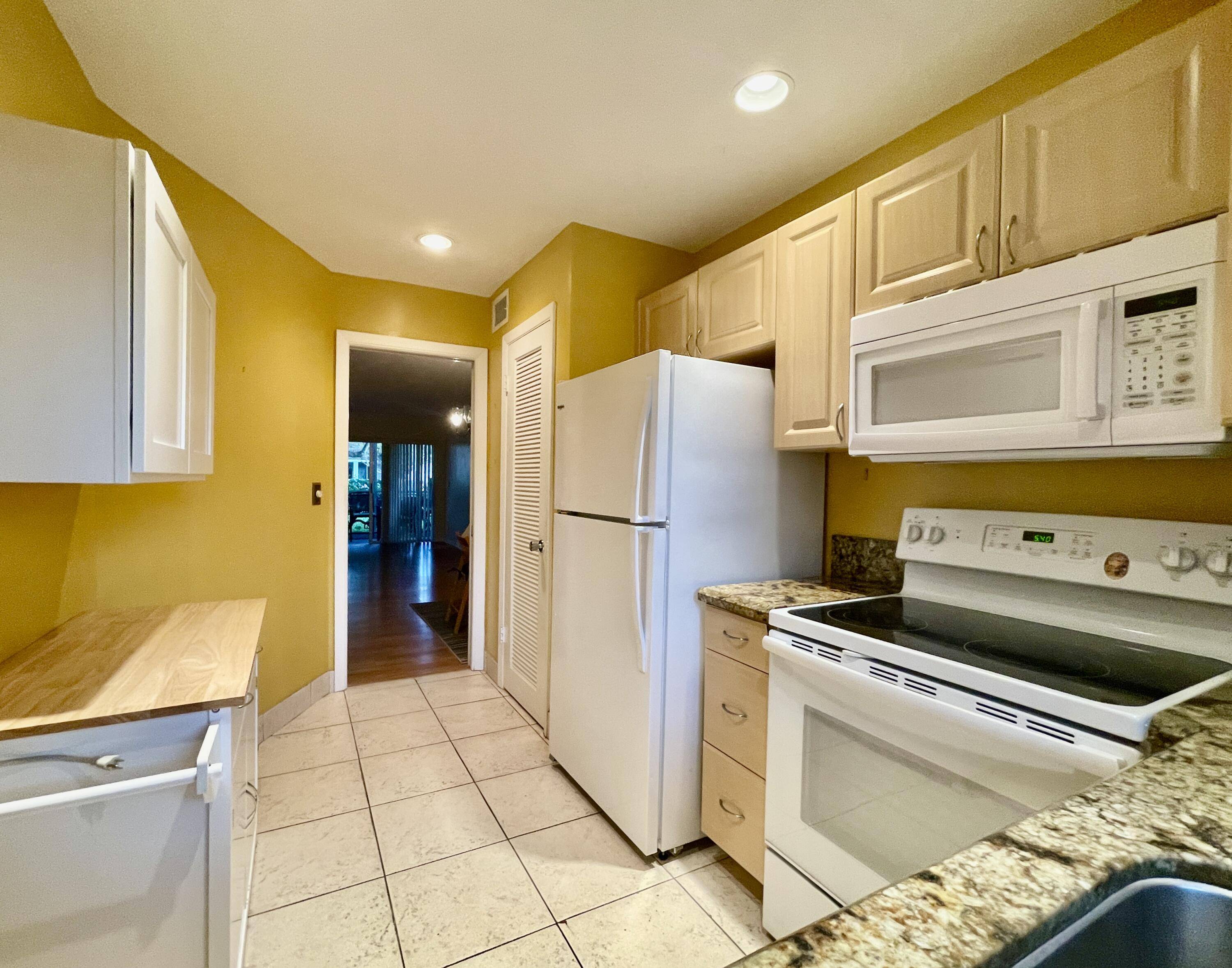 Tequesta, FL 33469,10 Garden ST 106s
