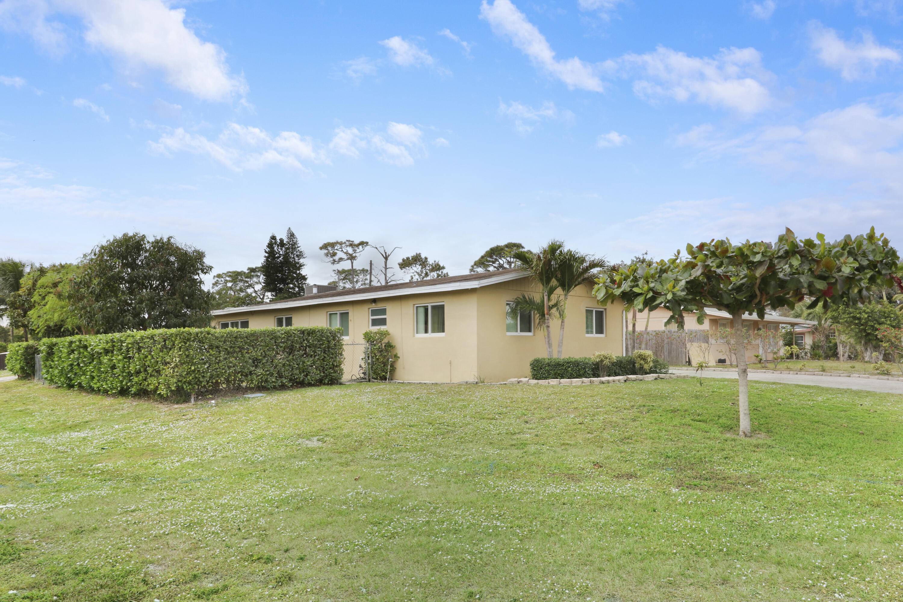 West Palm Beach, FL 33413,827 Caroline AVE