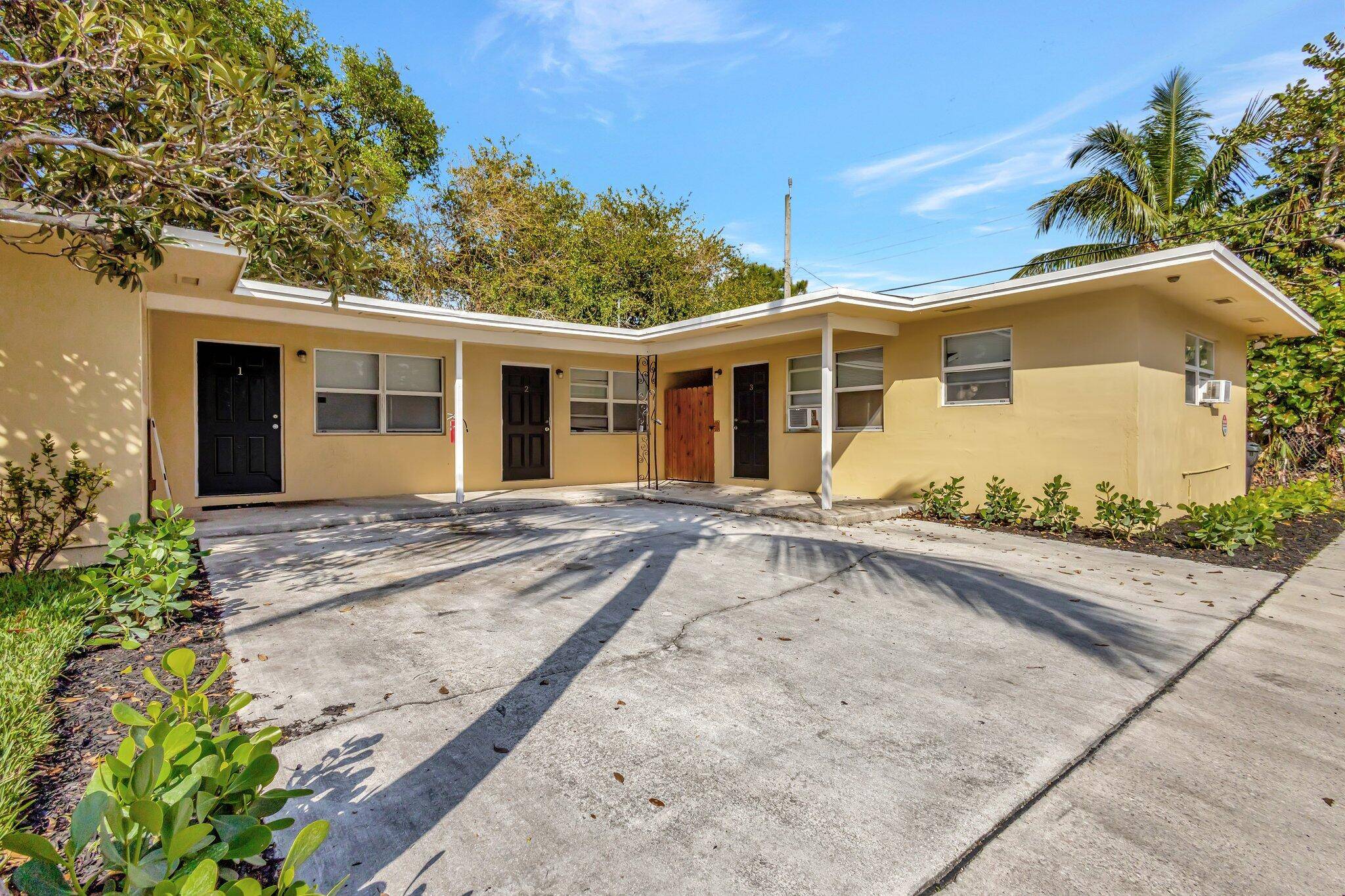 Lake Worth, FL 33460,832 S J ST 1