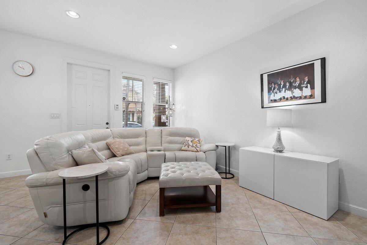 West Palm Beach, FL 33401,661 Corte Madera LN 4