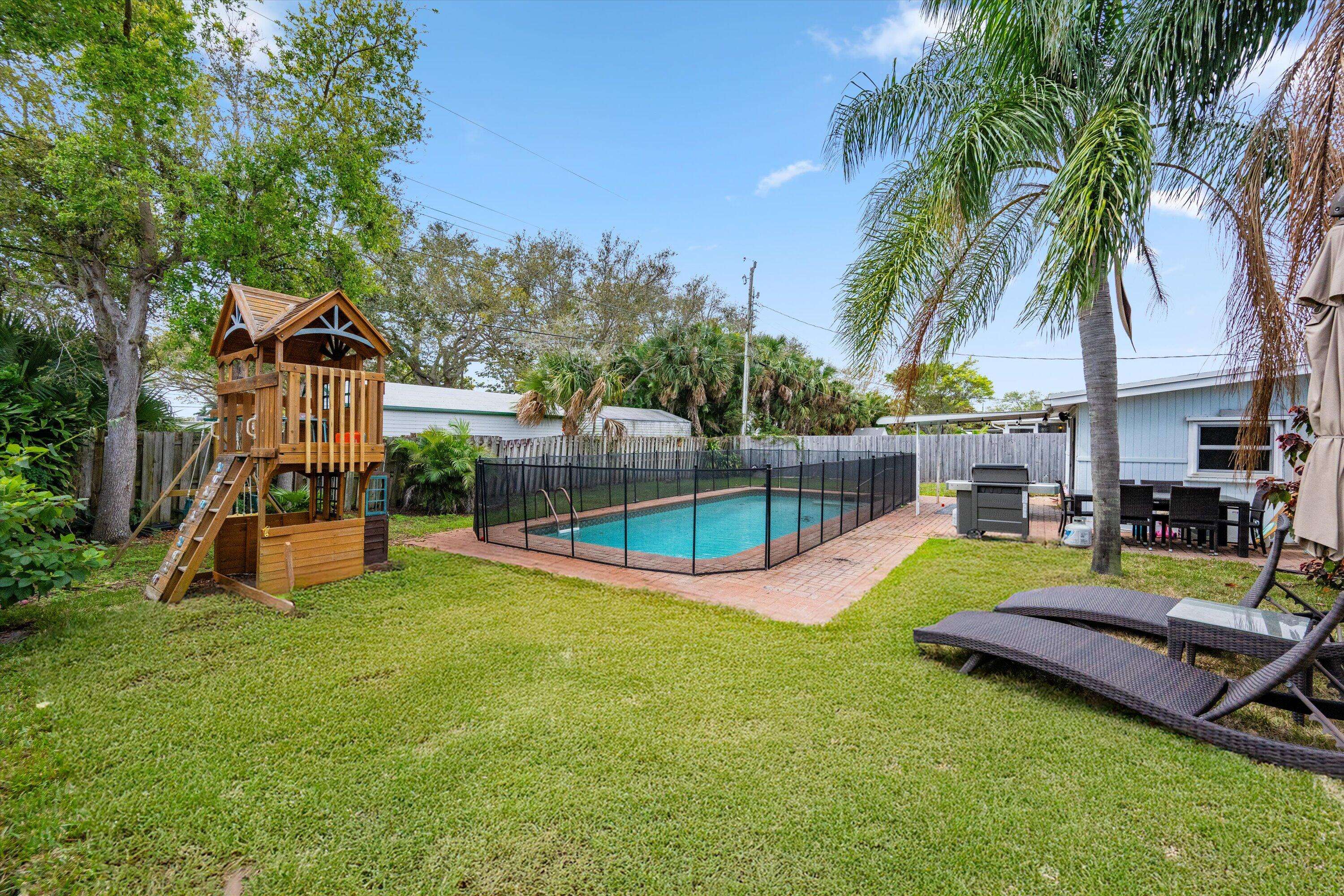 Tequesta, FL 33469,16 Ridgewood CIR