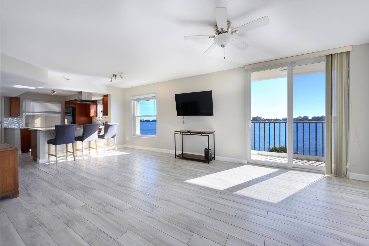 Lantana, FL 33462,896 N Federal HWY 532