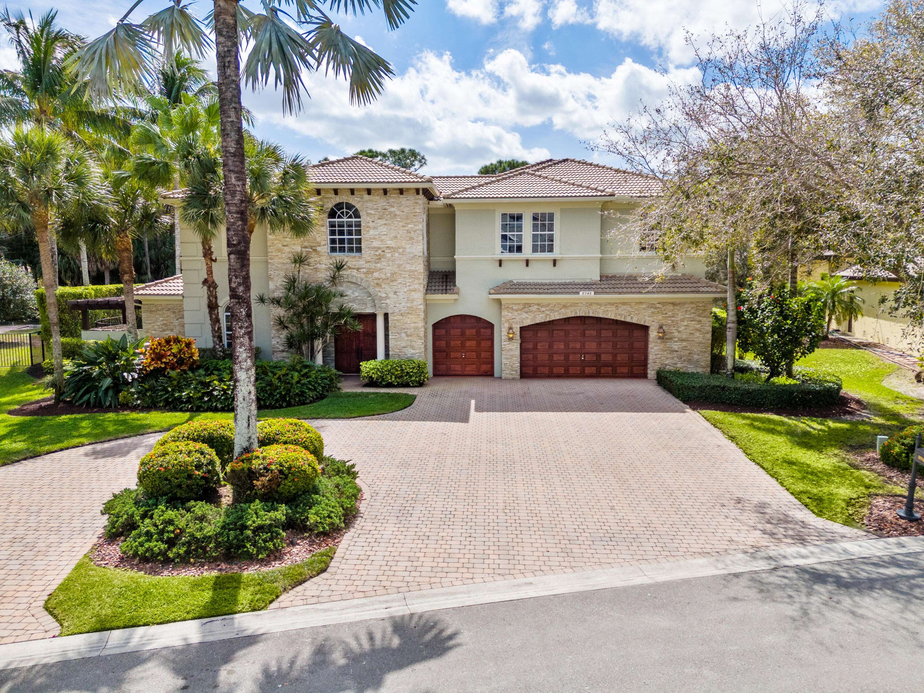 Parkland, FL 33067,8948 Pinebrook CT