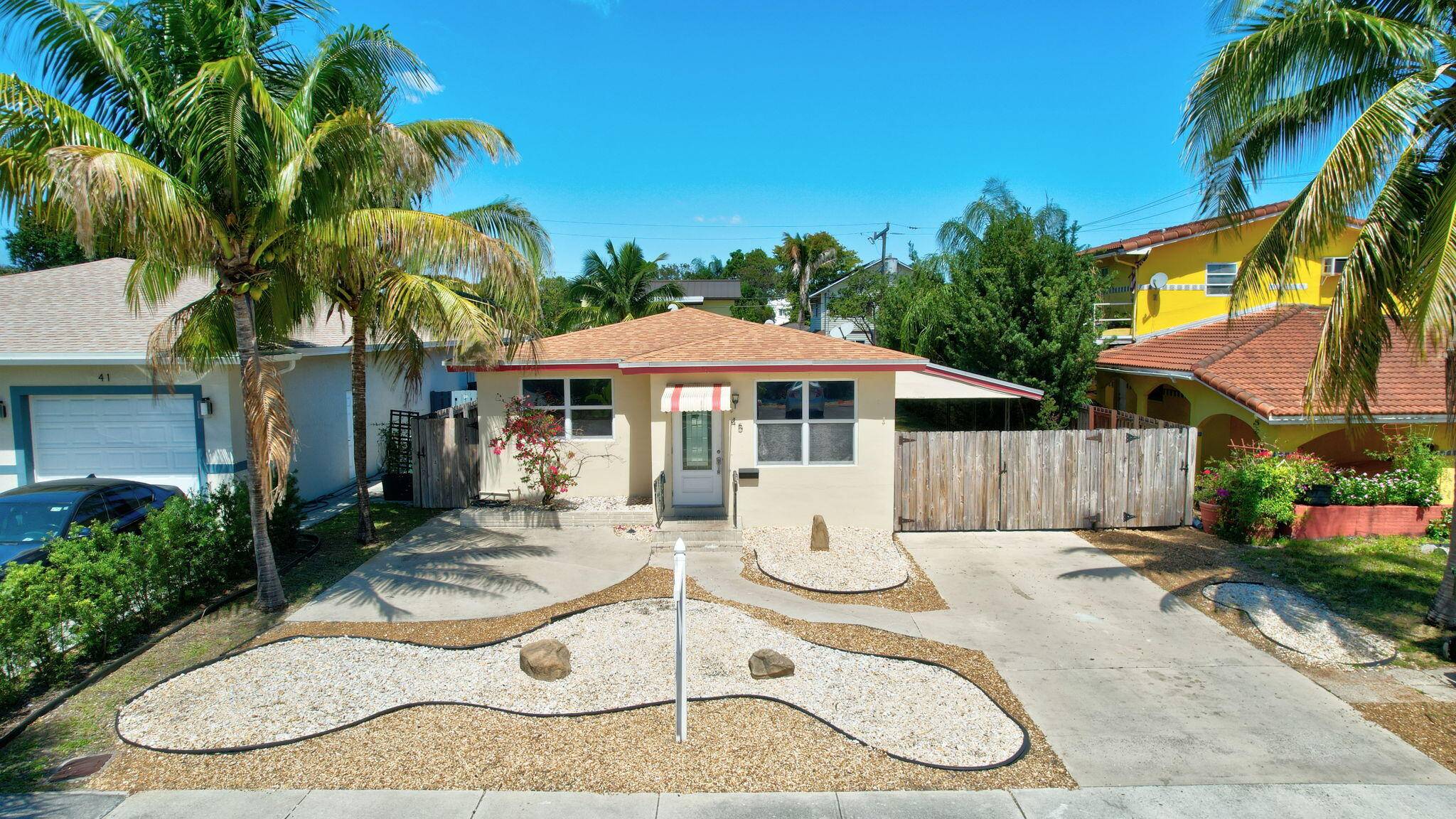 Dania, FL 33004,45 SE 14th ST 1-2