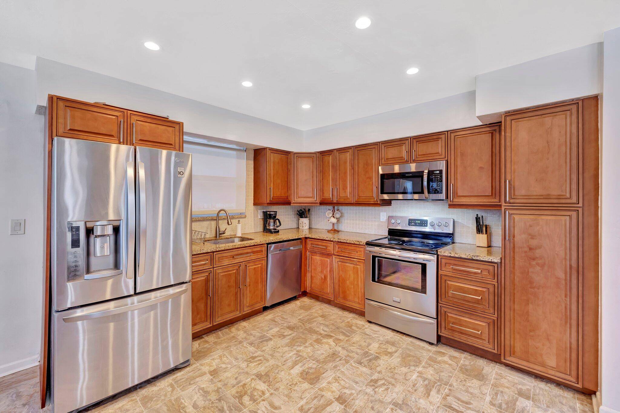 Dania, FL 33004,45 SE 14th ST 1-2