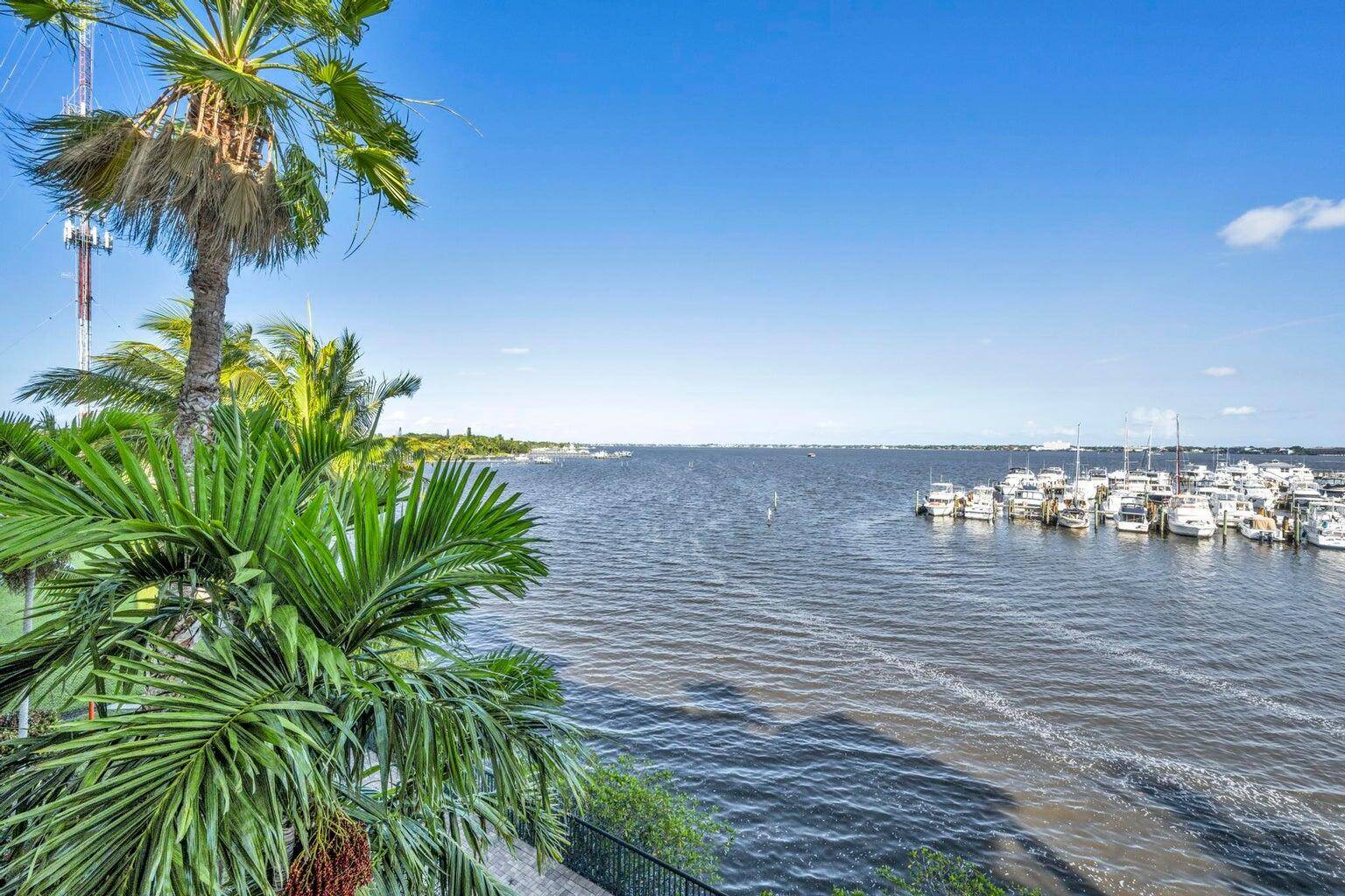 Stuart, FL 34994,975 NW Flagler AVE 304