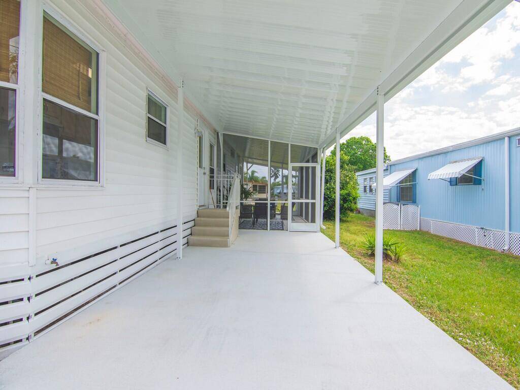 Port Saint Lucie, FL 34952,15 SE Iberian LN