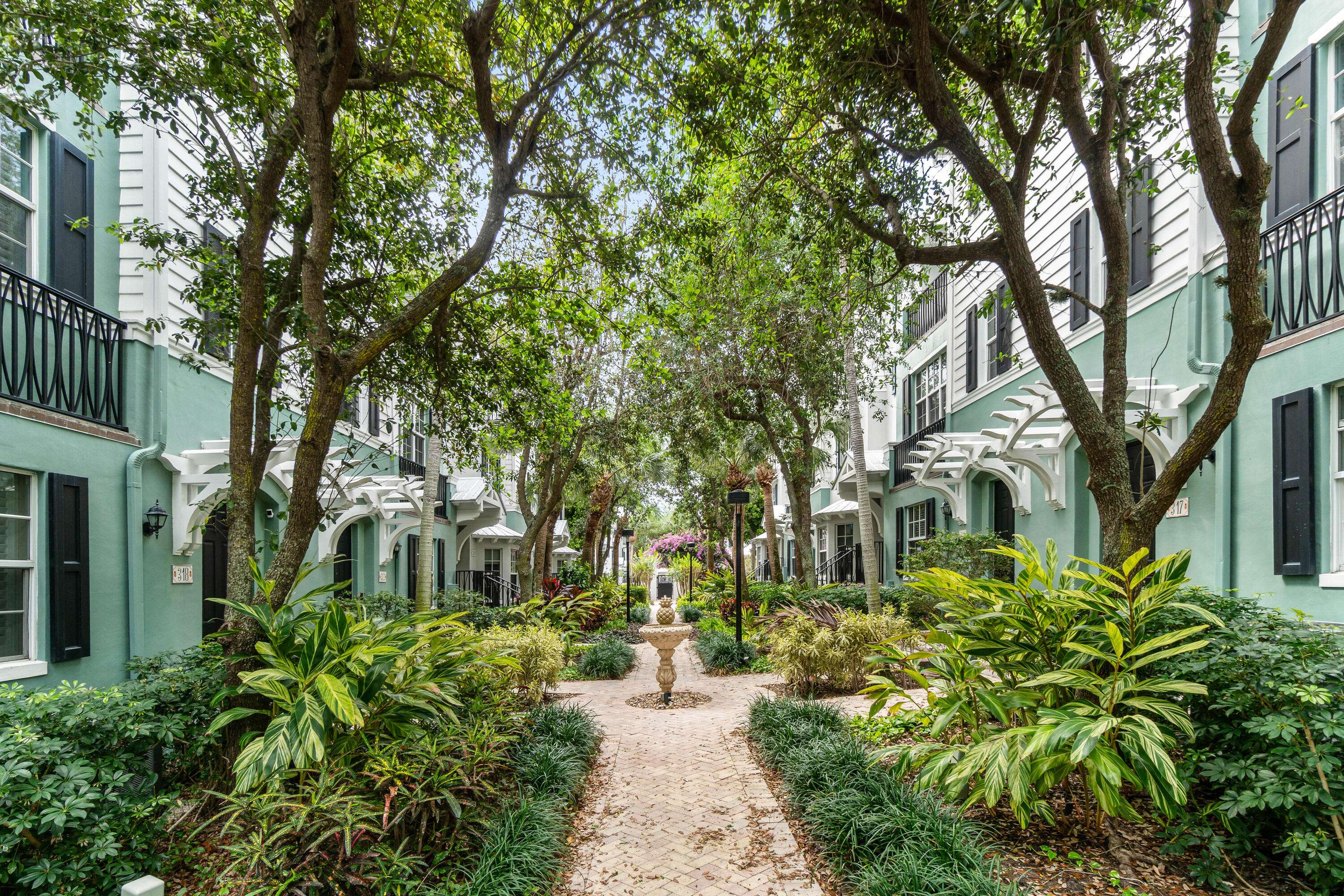 Delray Beach, FL 33483,326 E Mallory CIR