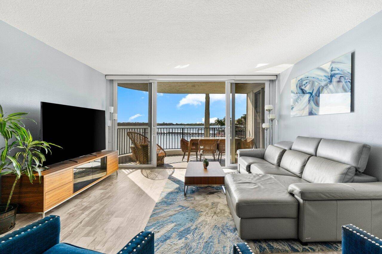 Hypoluxo, FL 33462,8200 Lakeshore DR 3030