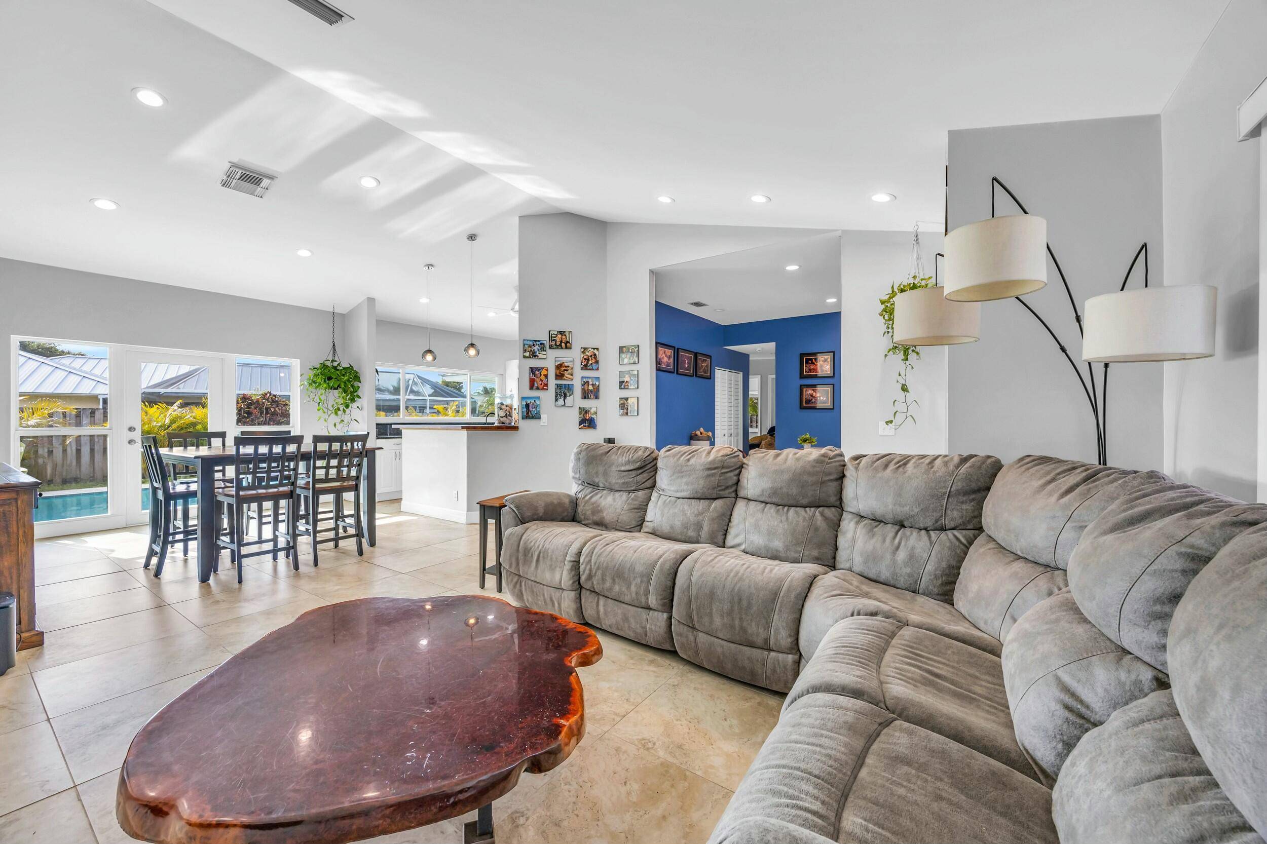 Tequesta, FL 33469,11 Hemlock LN