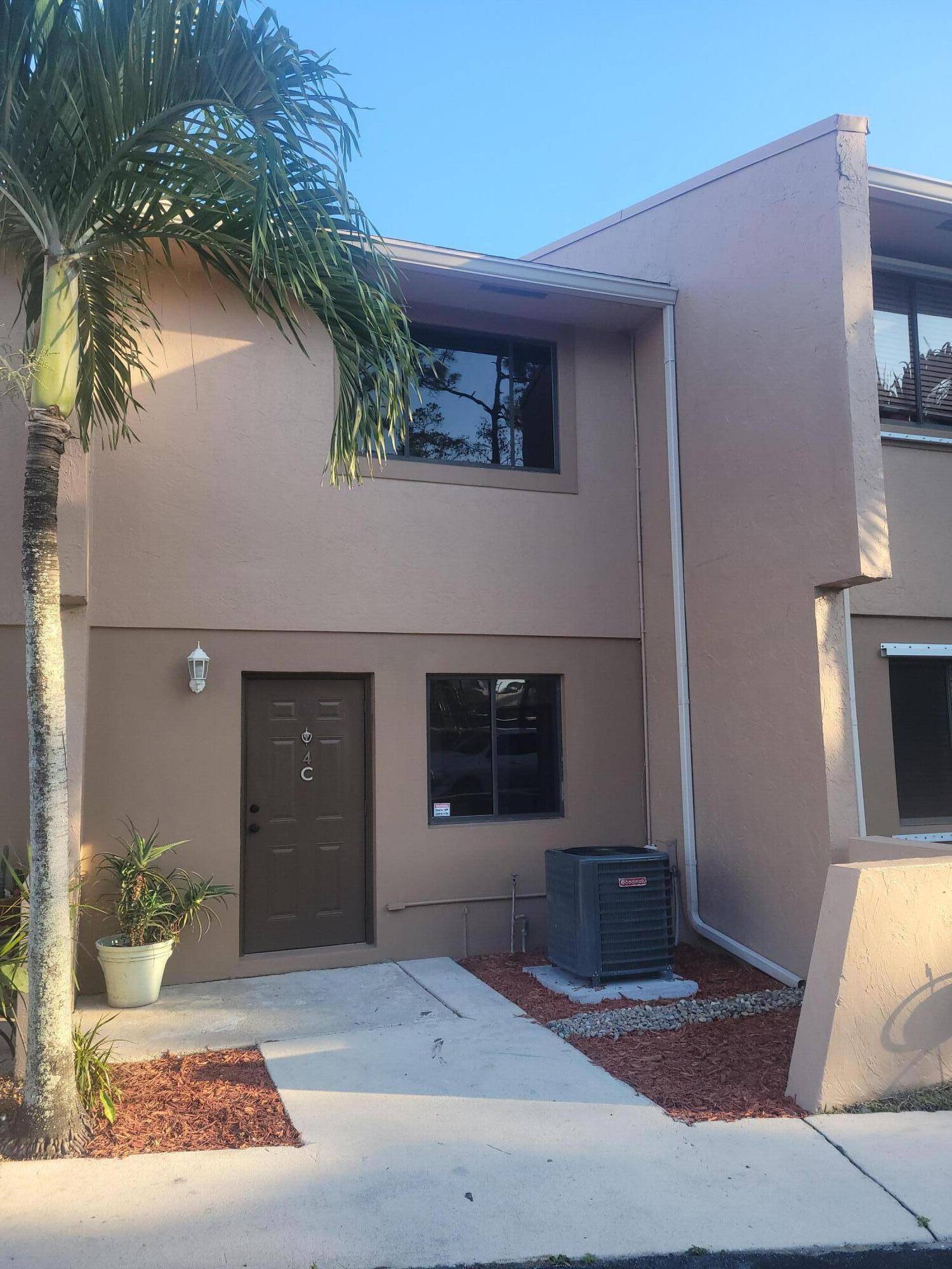 Royal Palm Beach, FL 33411,139 Sparrow DR 4c