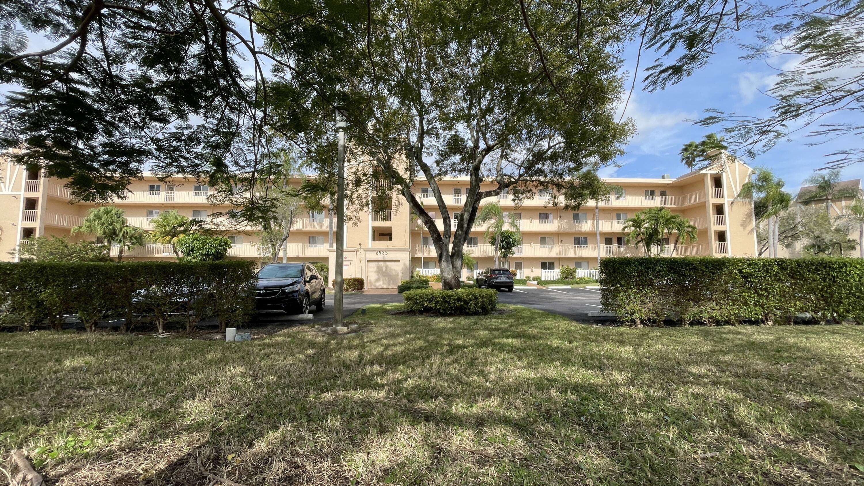 Delray Beach, FL 33446,6935 Huntington LN 208
