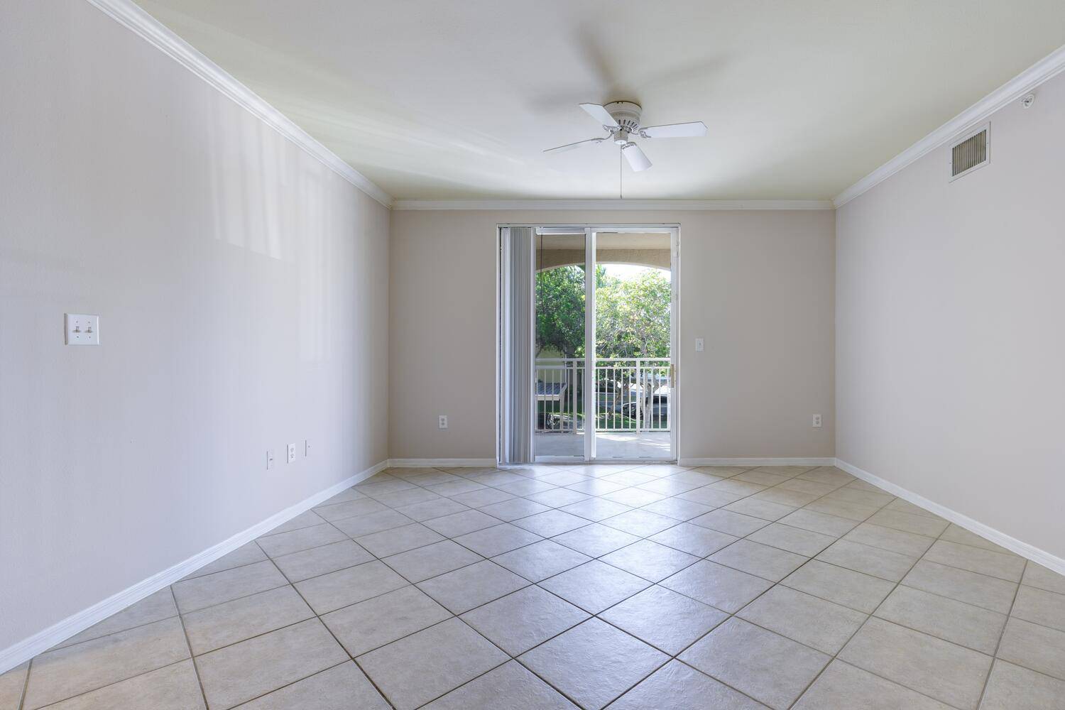 West Palm Beach, FL 33411,6370 Emerald Dunes DR 201