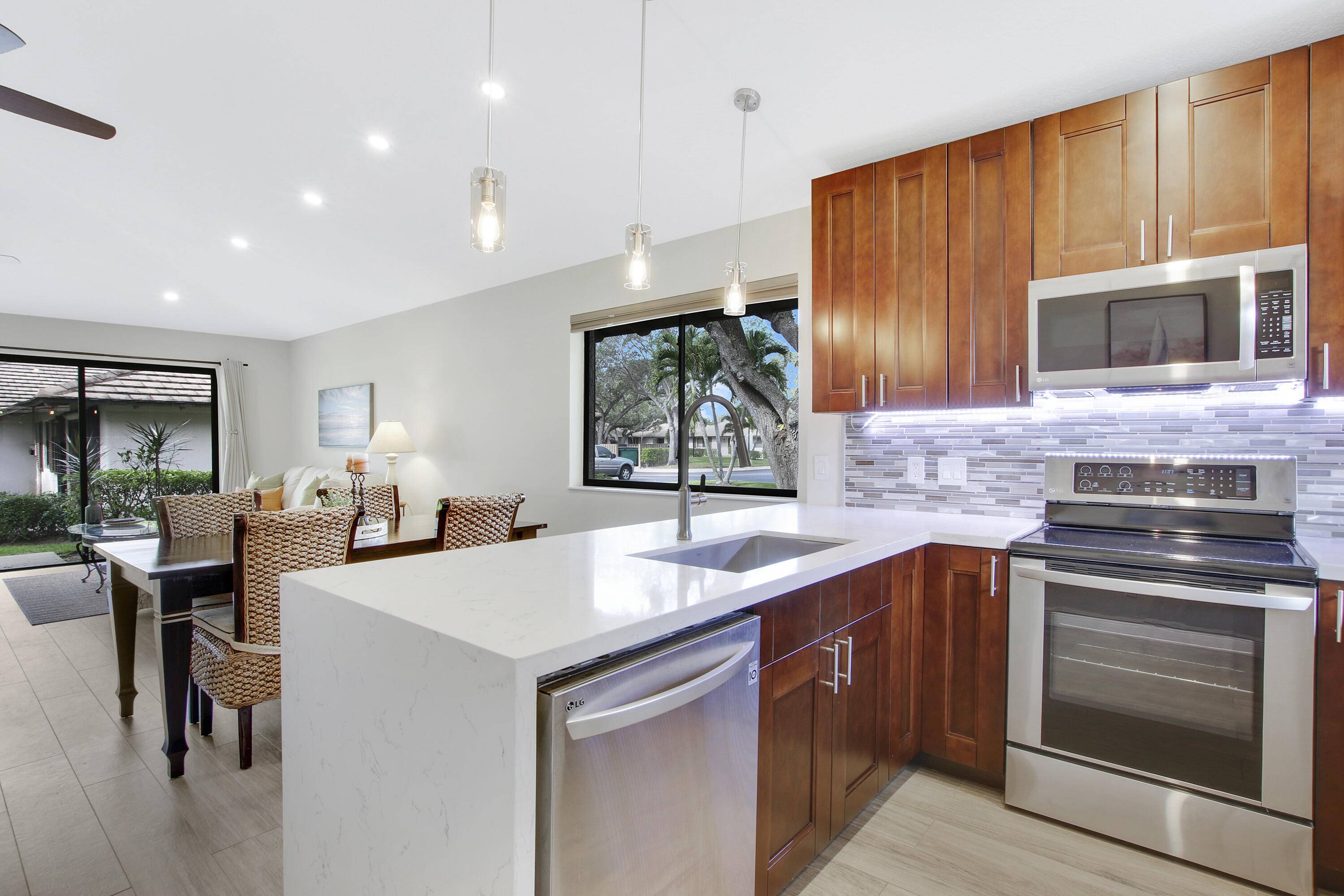 Palm Beach Gardens, FL 33418,533 Club DR