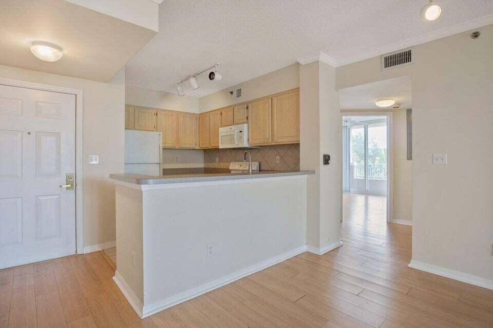 Miami, FL 33133,2665 SW 37th AVE 207