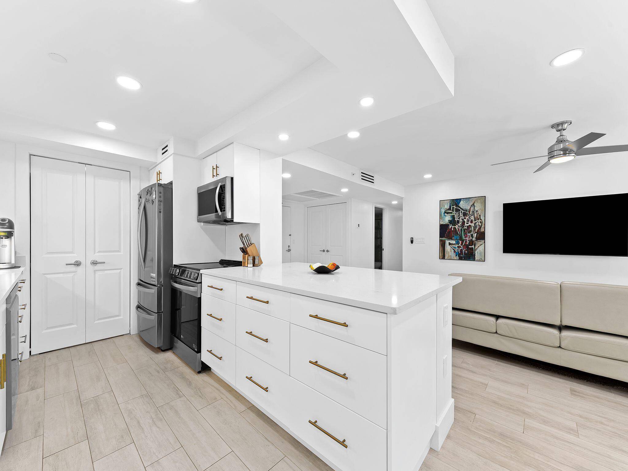 Boca Raton, FL 33487,899 Jeffery ST 107