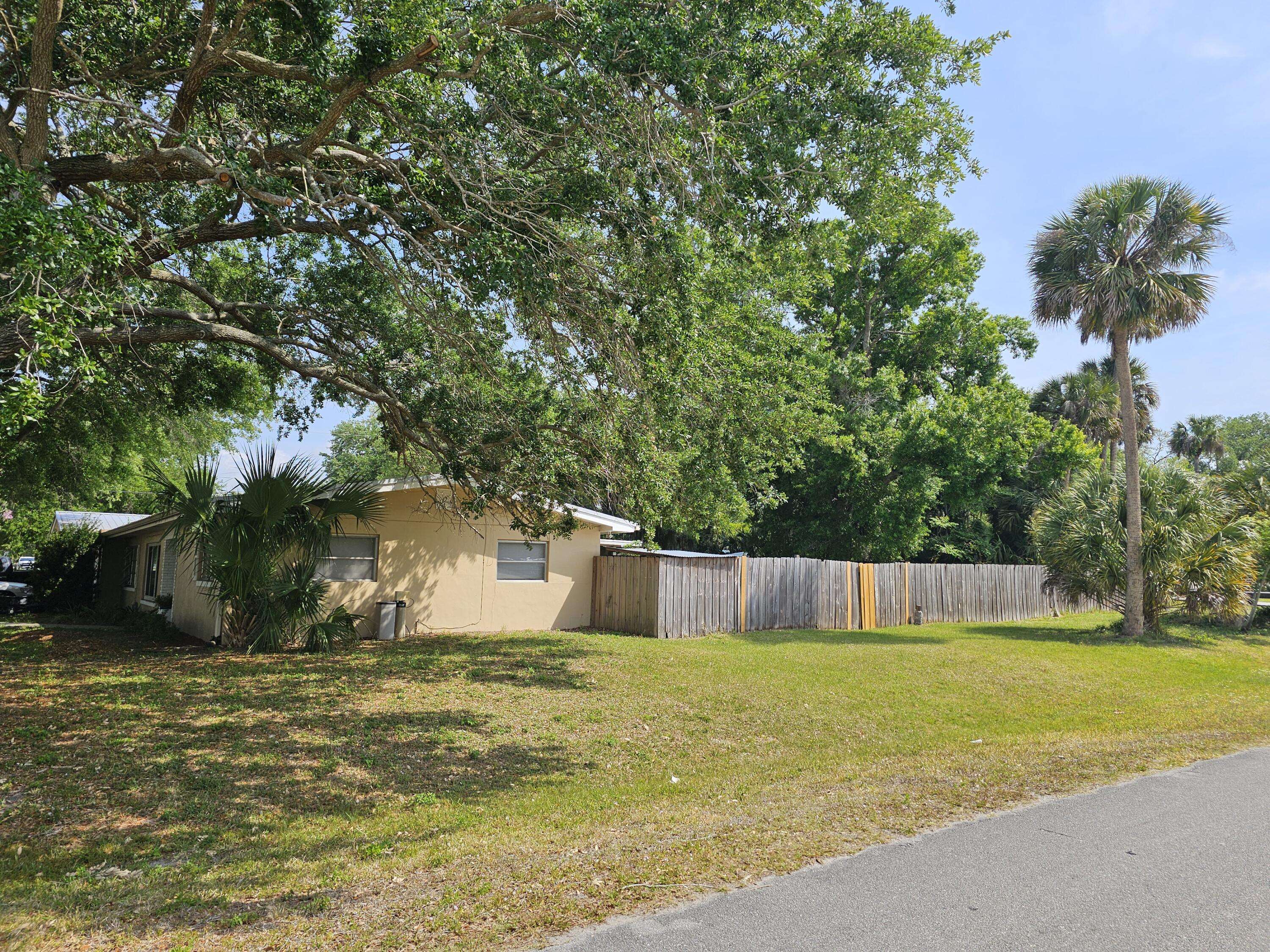 Okeechobee, FL 34974,809 SE 8th Ave AVE