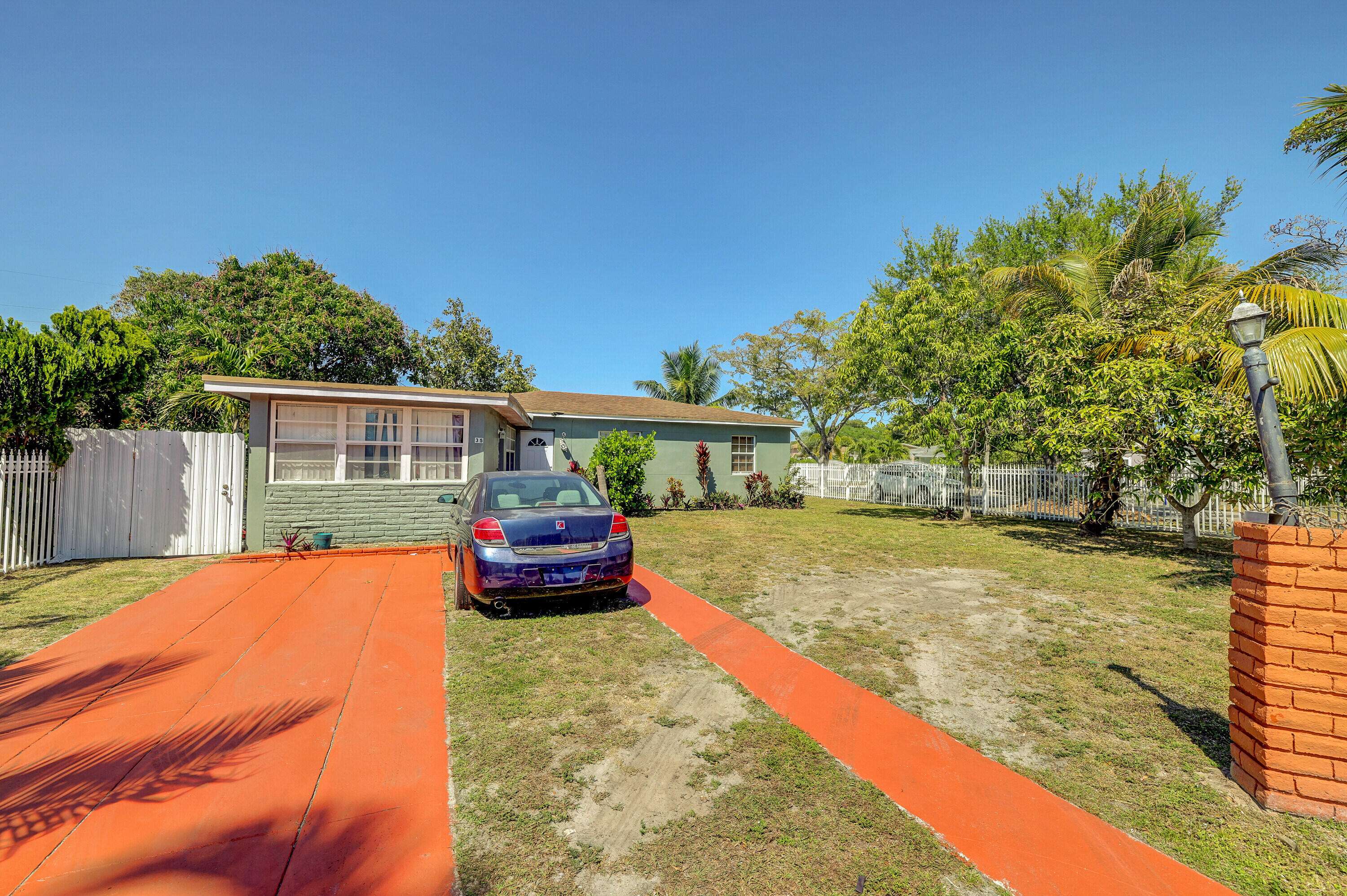 North Miami, FL 33168,35 NW 122nd ST