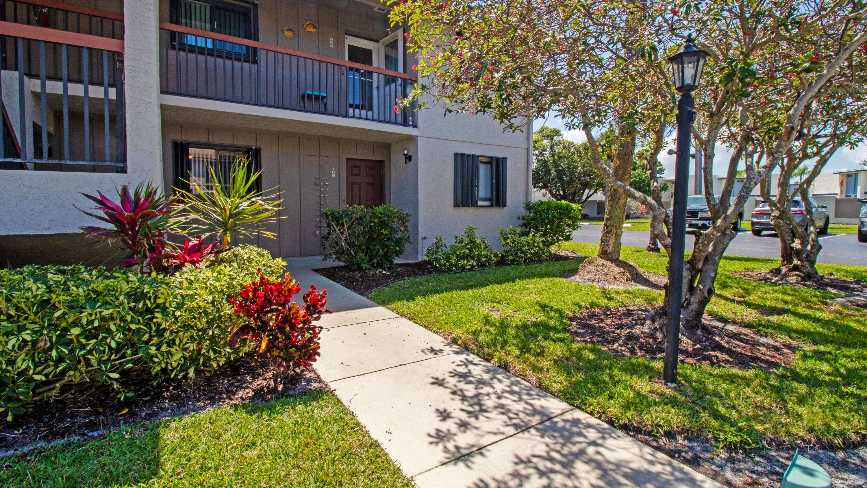 Jensen Beach, FL 34957,1600 NE Dixie HWY 12-106