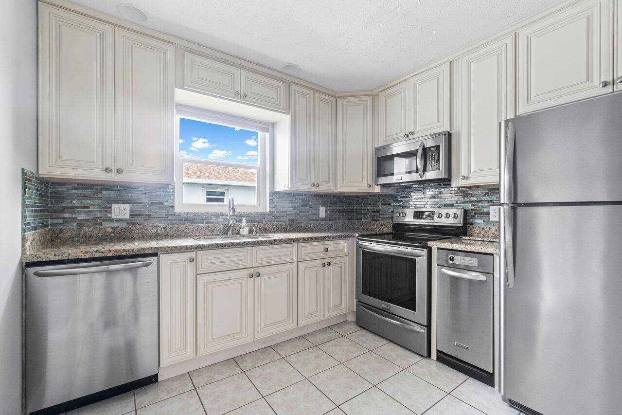 Fort Pierce, FL 34982,1205 S Lakes End DR D2