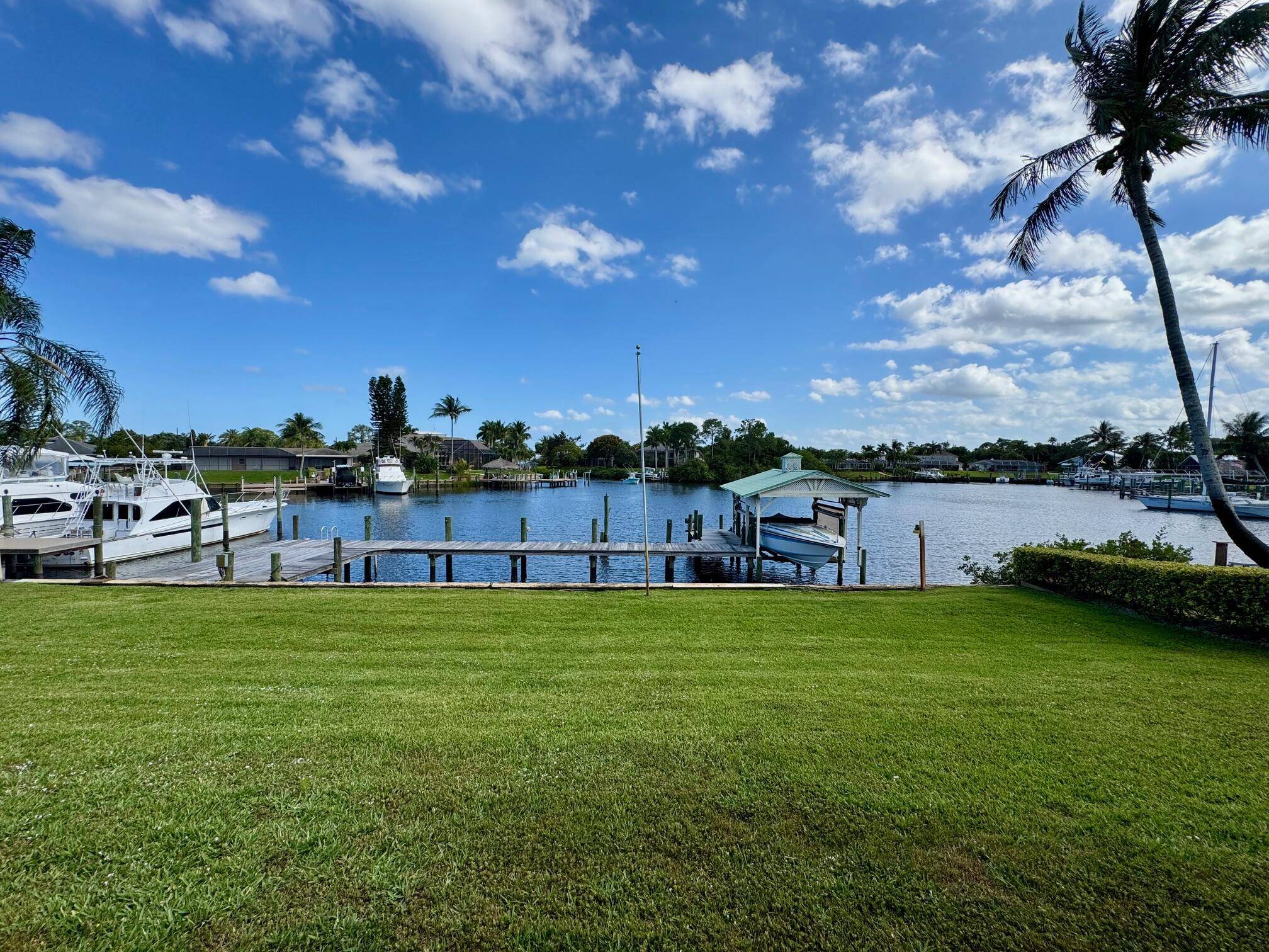 Port Saint Lucie, FL 34984,718 SE Essex DR