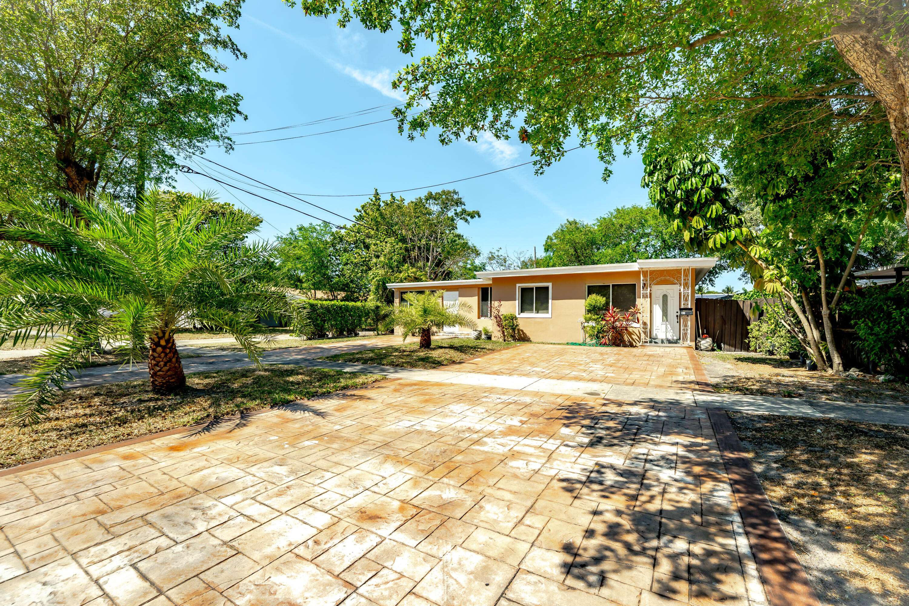 North Miami Beach, FL 33162,1285 NE 154th ST