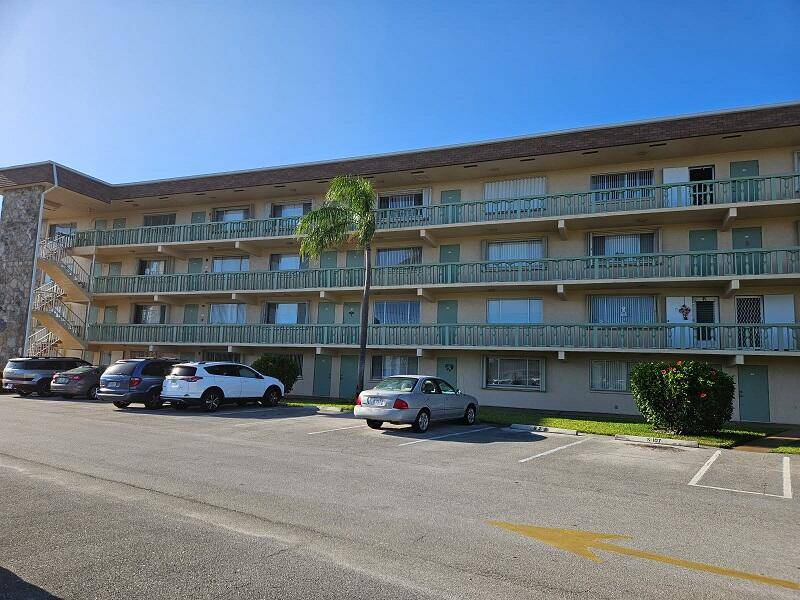 Palm Springs, FL 33461,300 S Village Green CIR 206