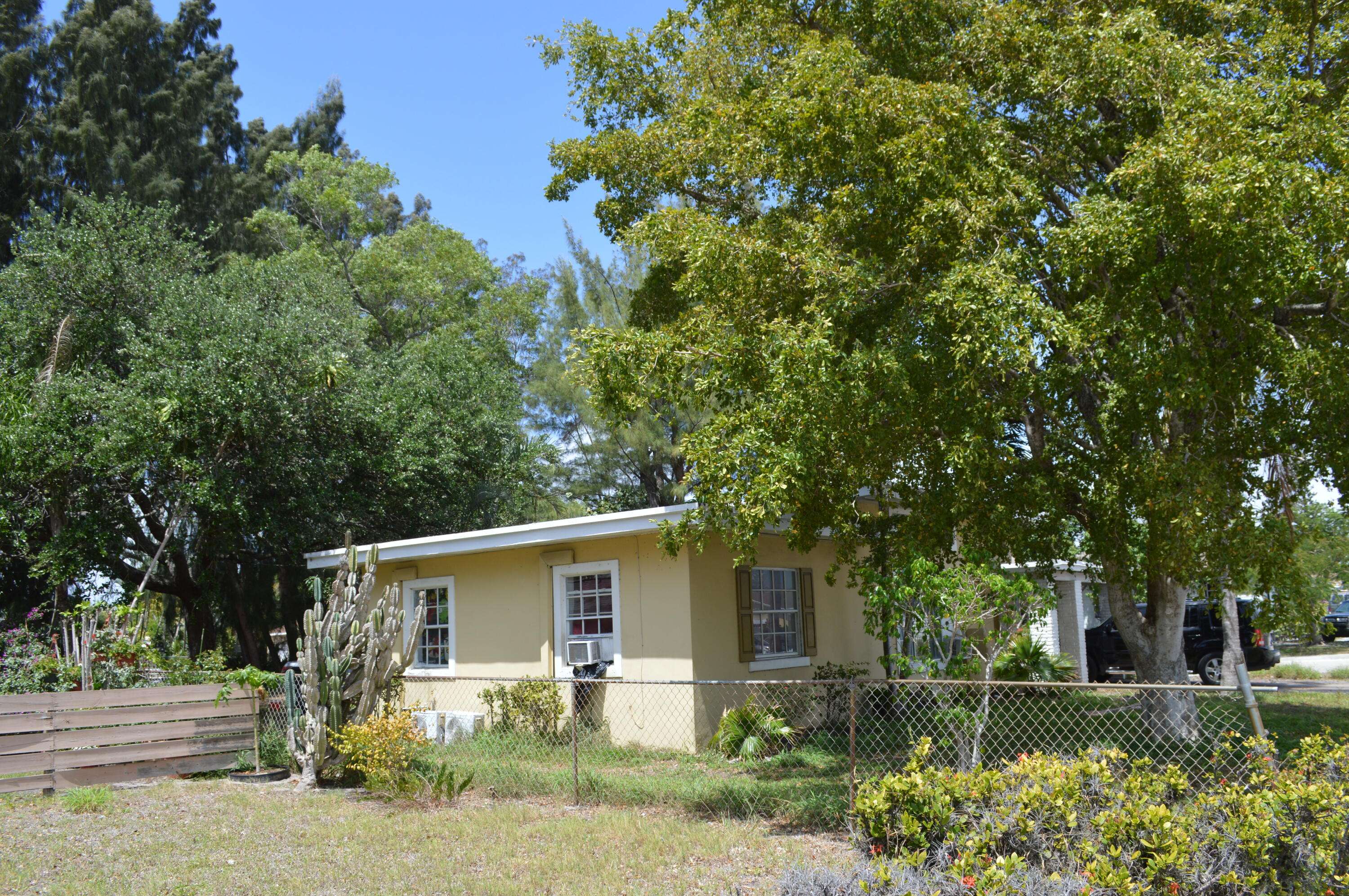 Lake Worth Beach, FL 33460,631 N E ST