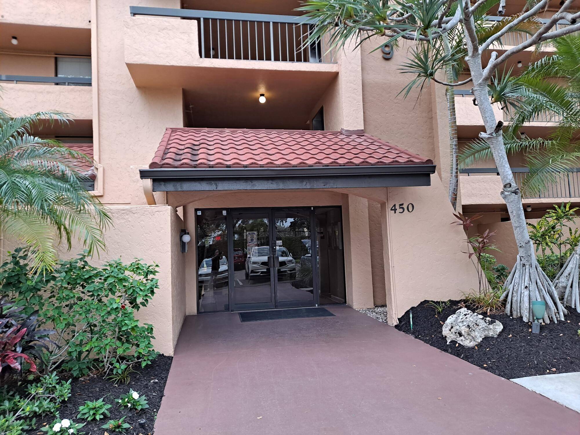 Delray Beach, FL 33444,450 Egret CIR 9204