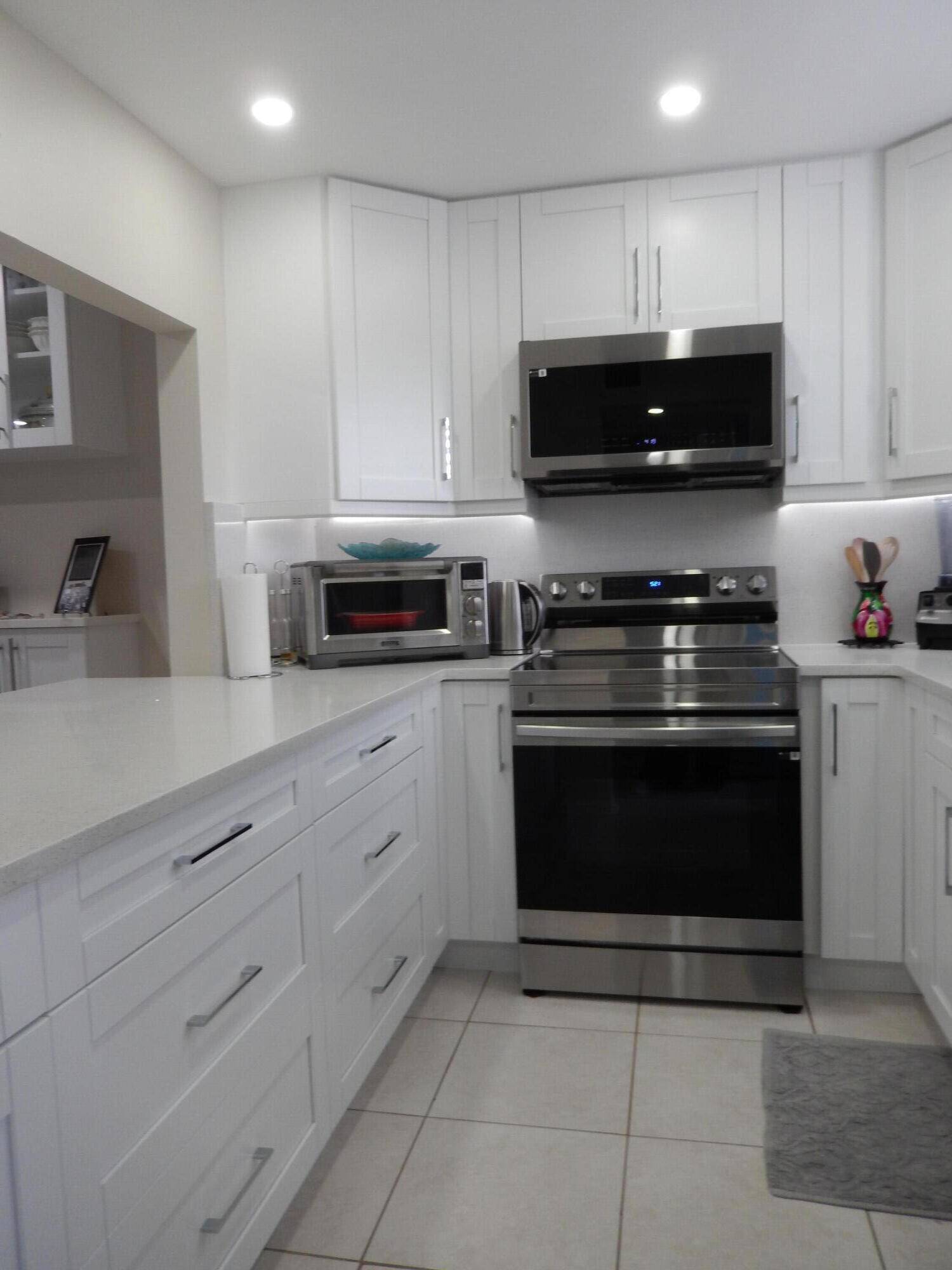 Palm Springs, FL 33461,725 Lori DR 306
