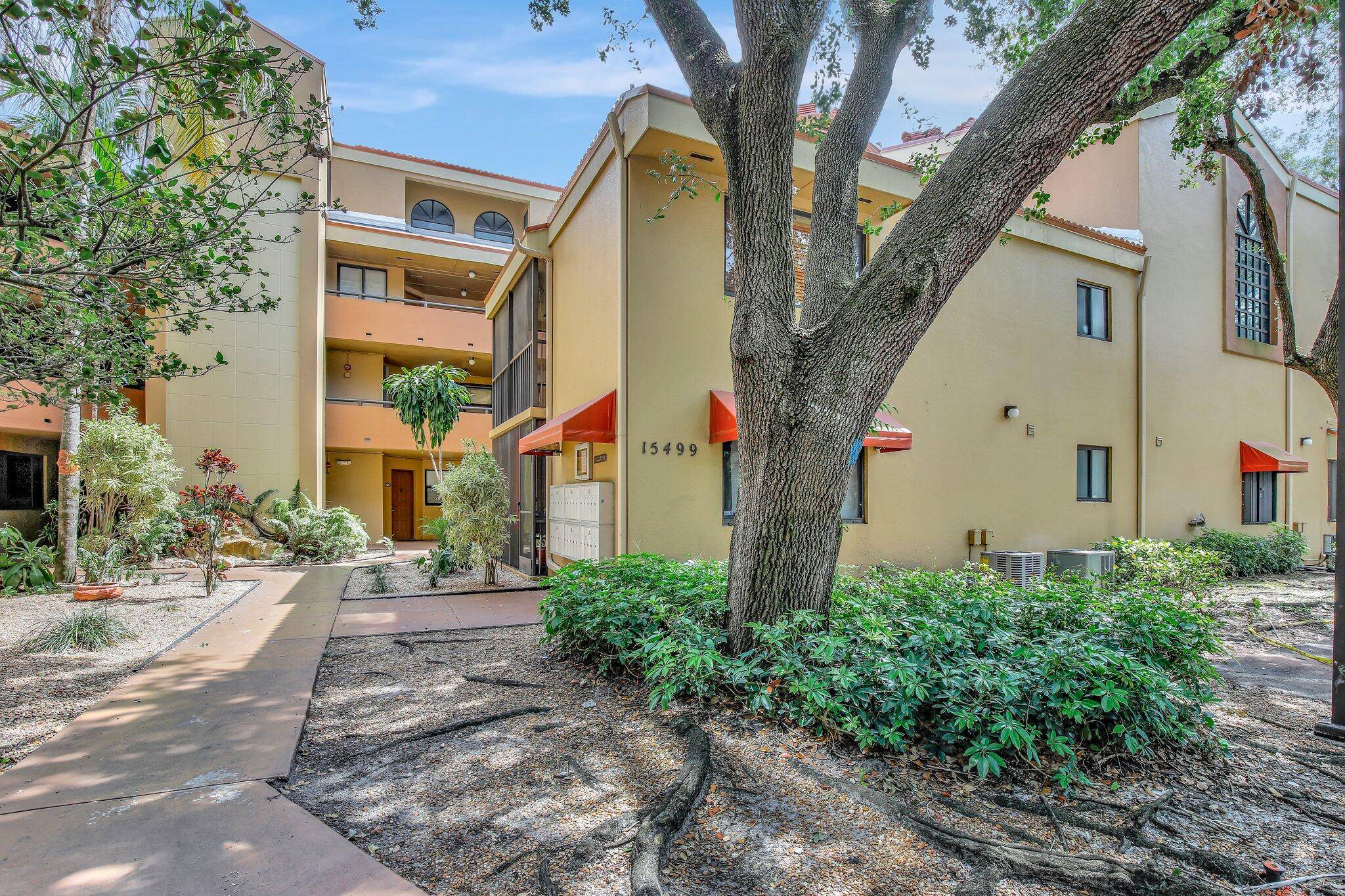 Miami Lakes, FL 33014,15499 N Miami Lakeway 306-5
