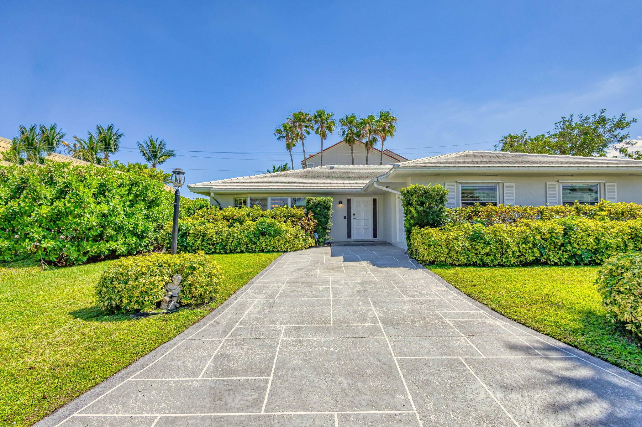 Hypoluxo, FL 33462,124 E Park LN