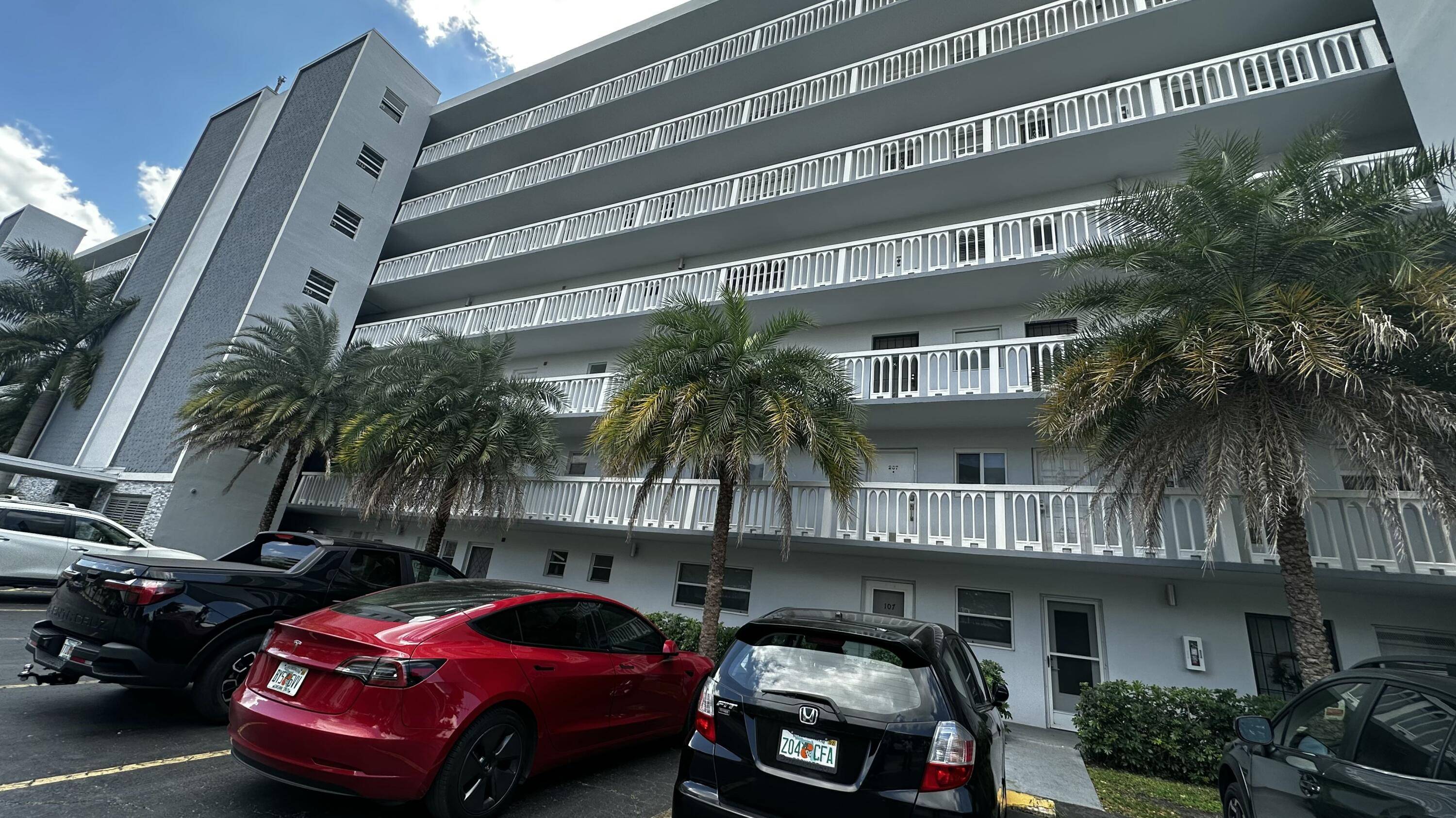 Hallandale Beach, FL 33009,320 NE 12th AVE 407