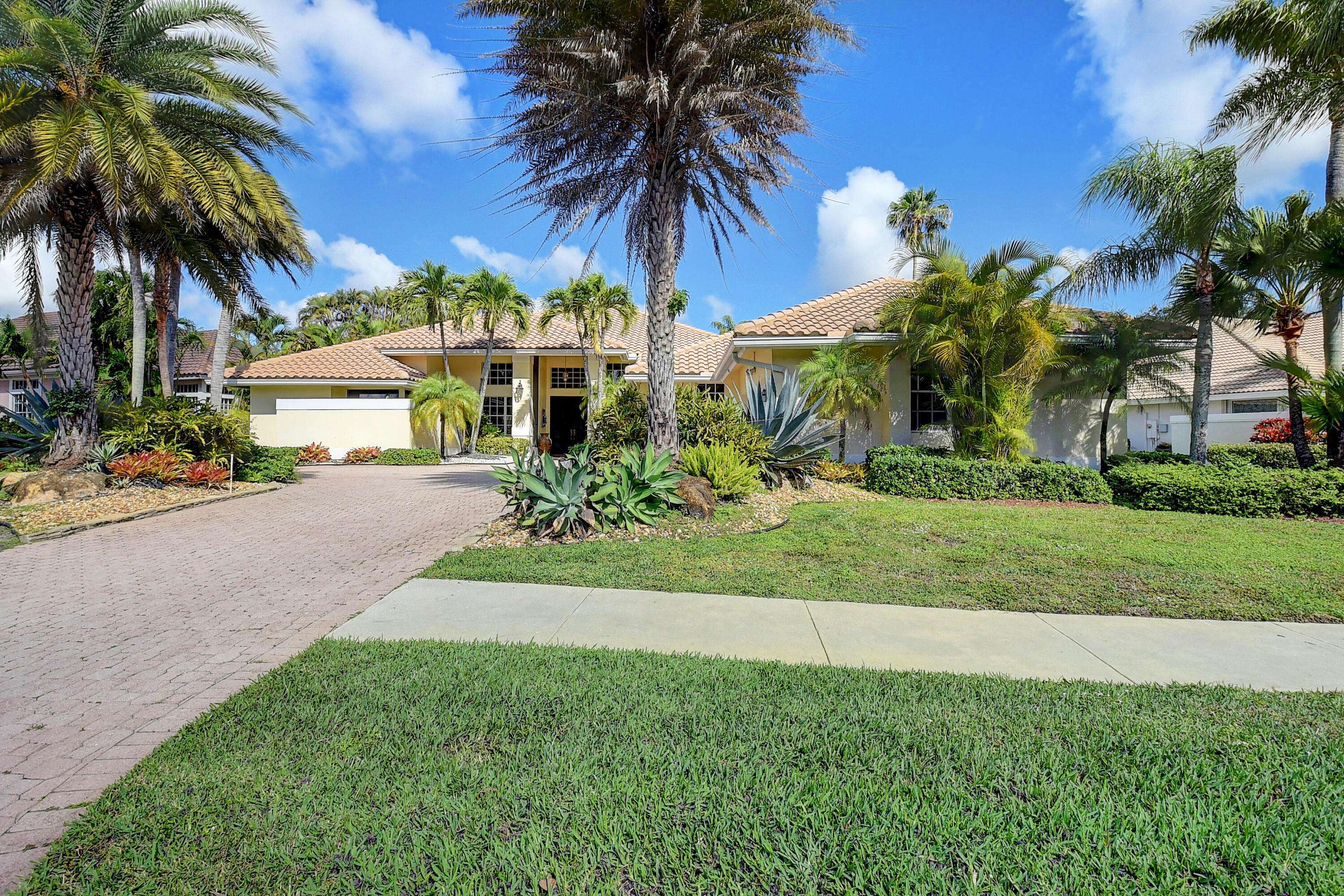 Boynton Beach, FL 33472,8320 Desmond DR