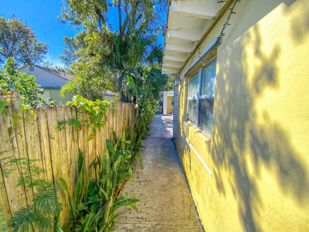 West Palm Beach, FL 33407,527 48th ST