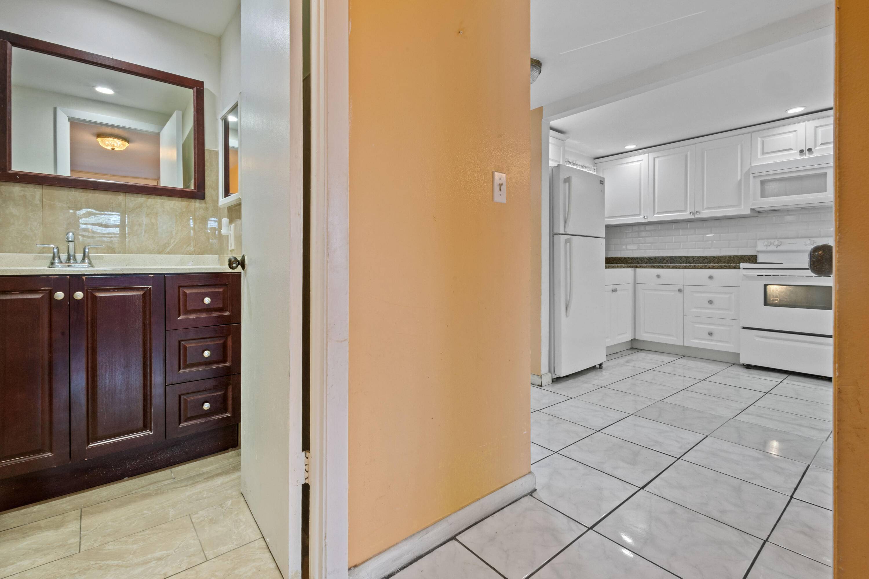 Sunrise, FL 33322,8135 Sunrise Lakes BLVD 208