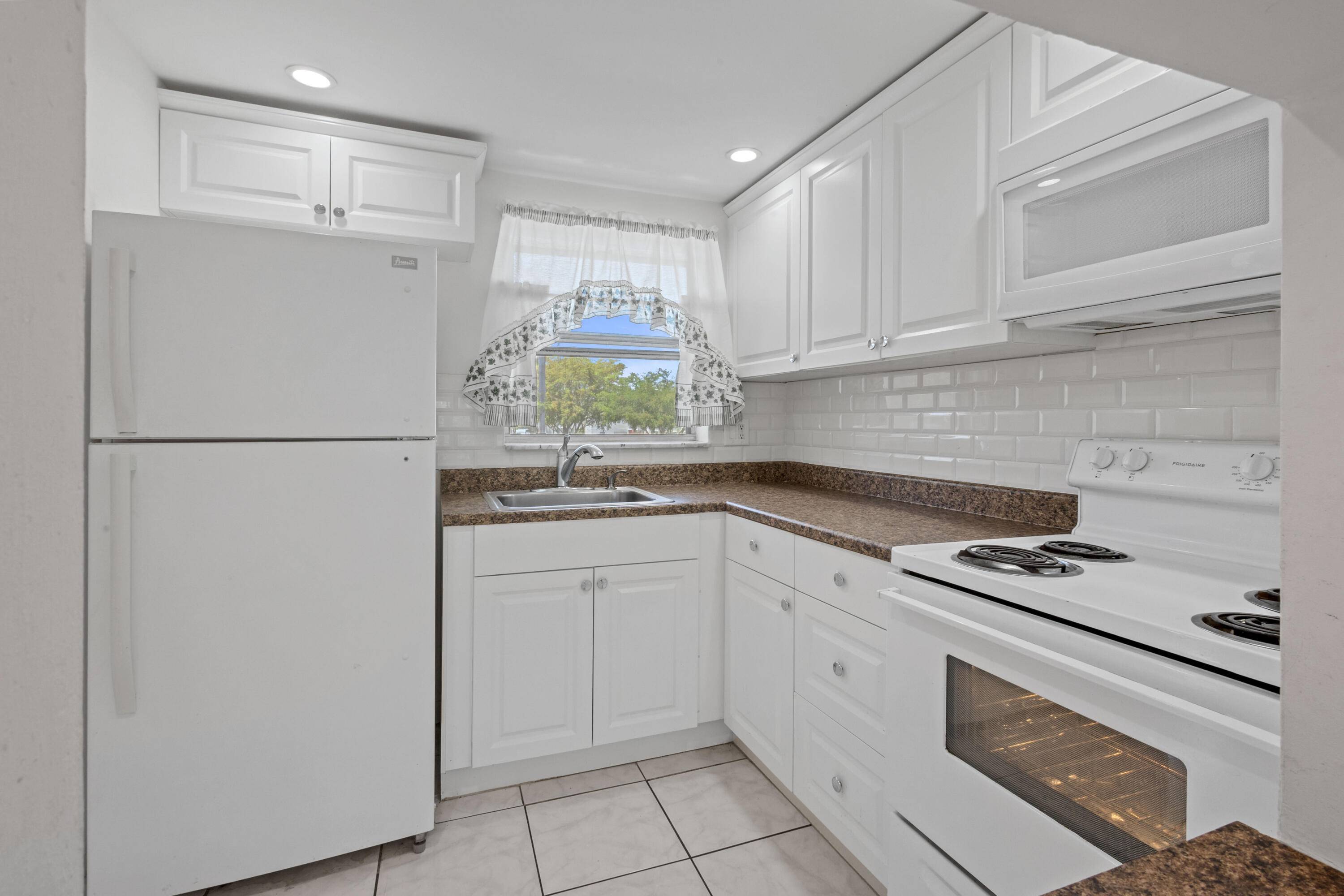 Sunrise, FL 33322,8135 Sunrise Lakes BLVD 208