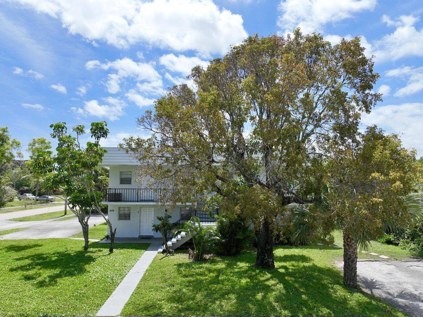 Lake Park, FL 33403,906 Foresteria DR 4