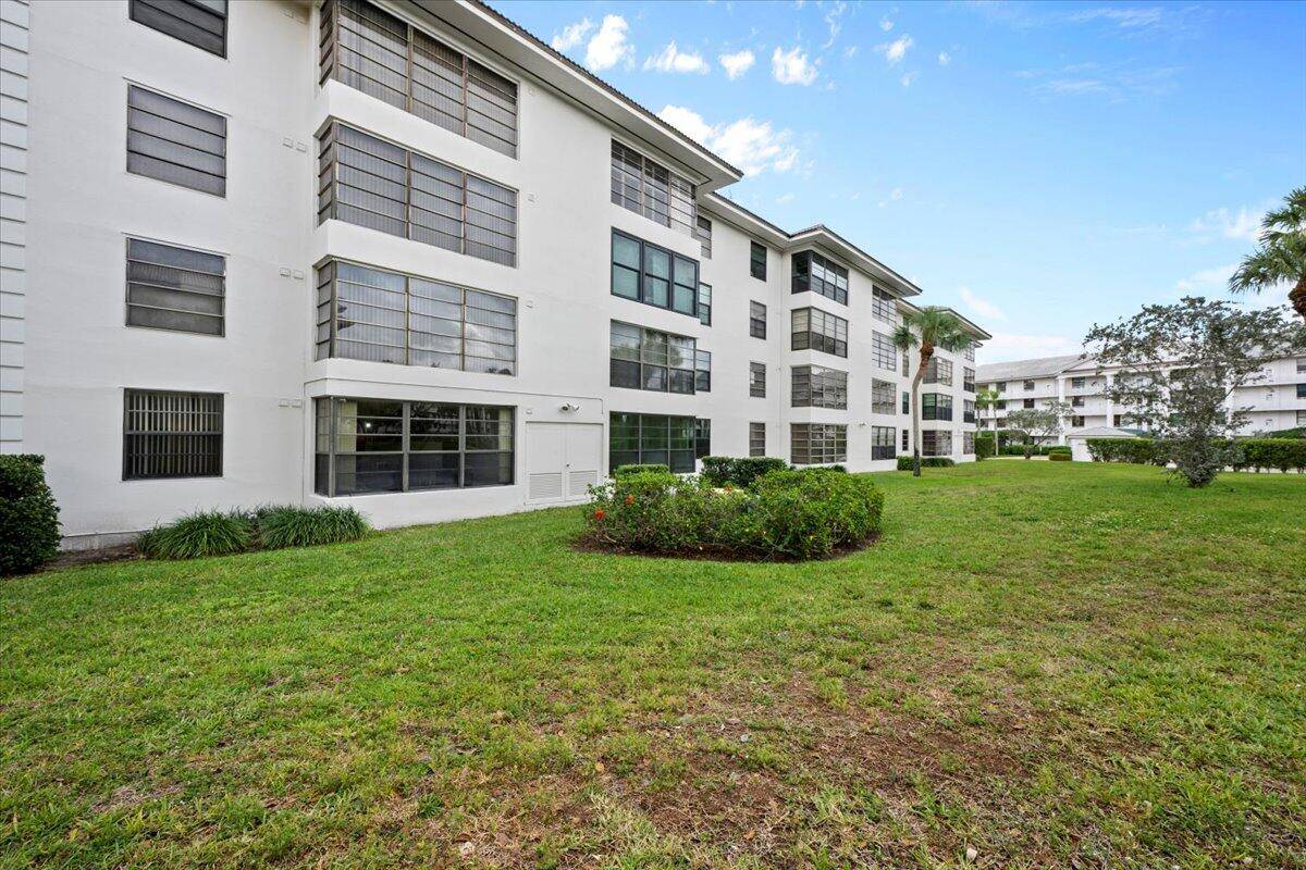 West Palm Beach, FL 33401,3526 Whitehall DR 106