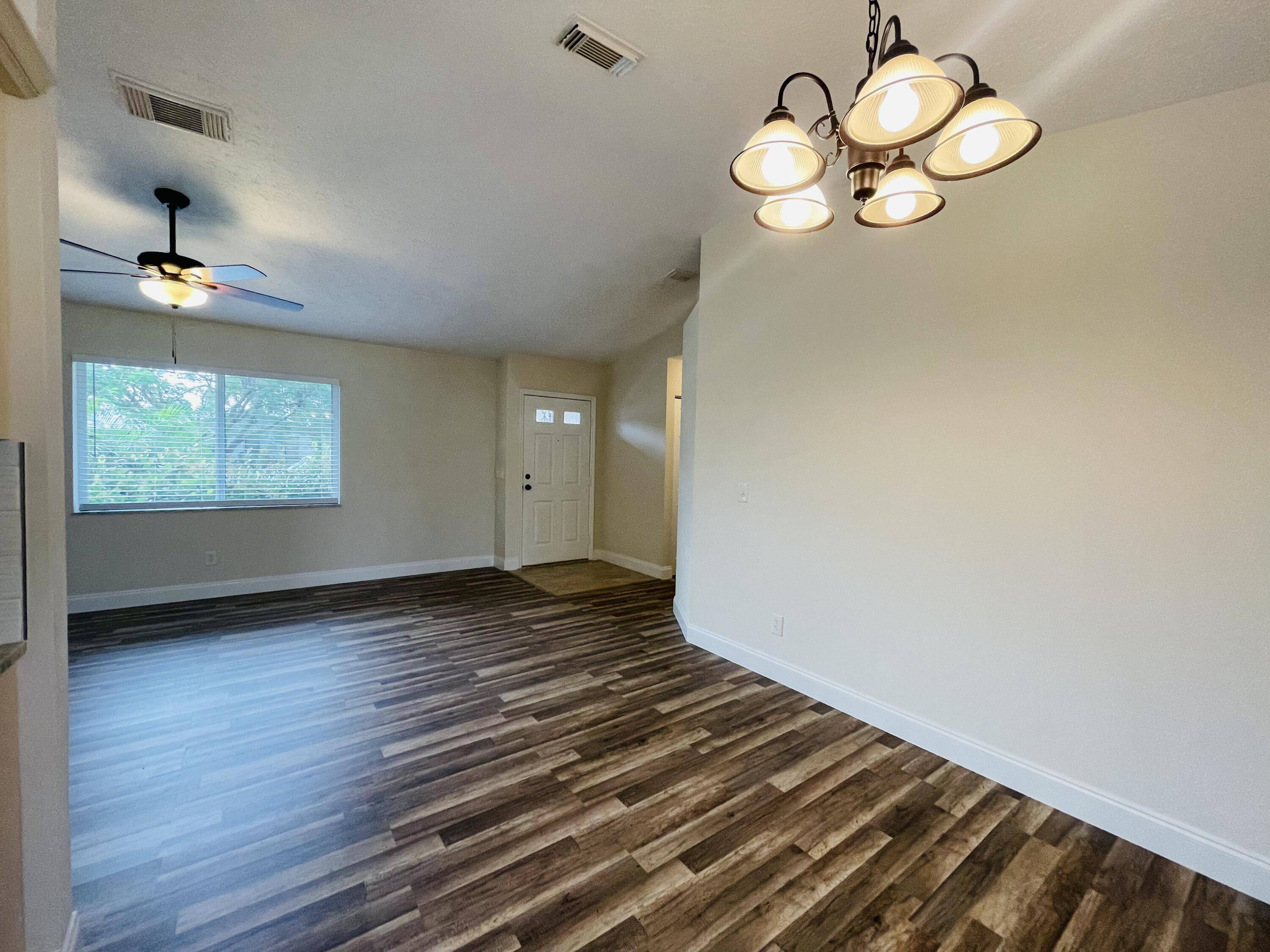 Port Saint Lucie, FL 34983,667 SE Crescent AVE 1