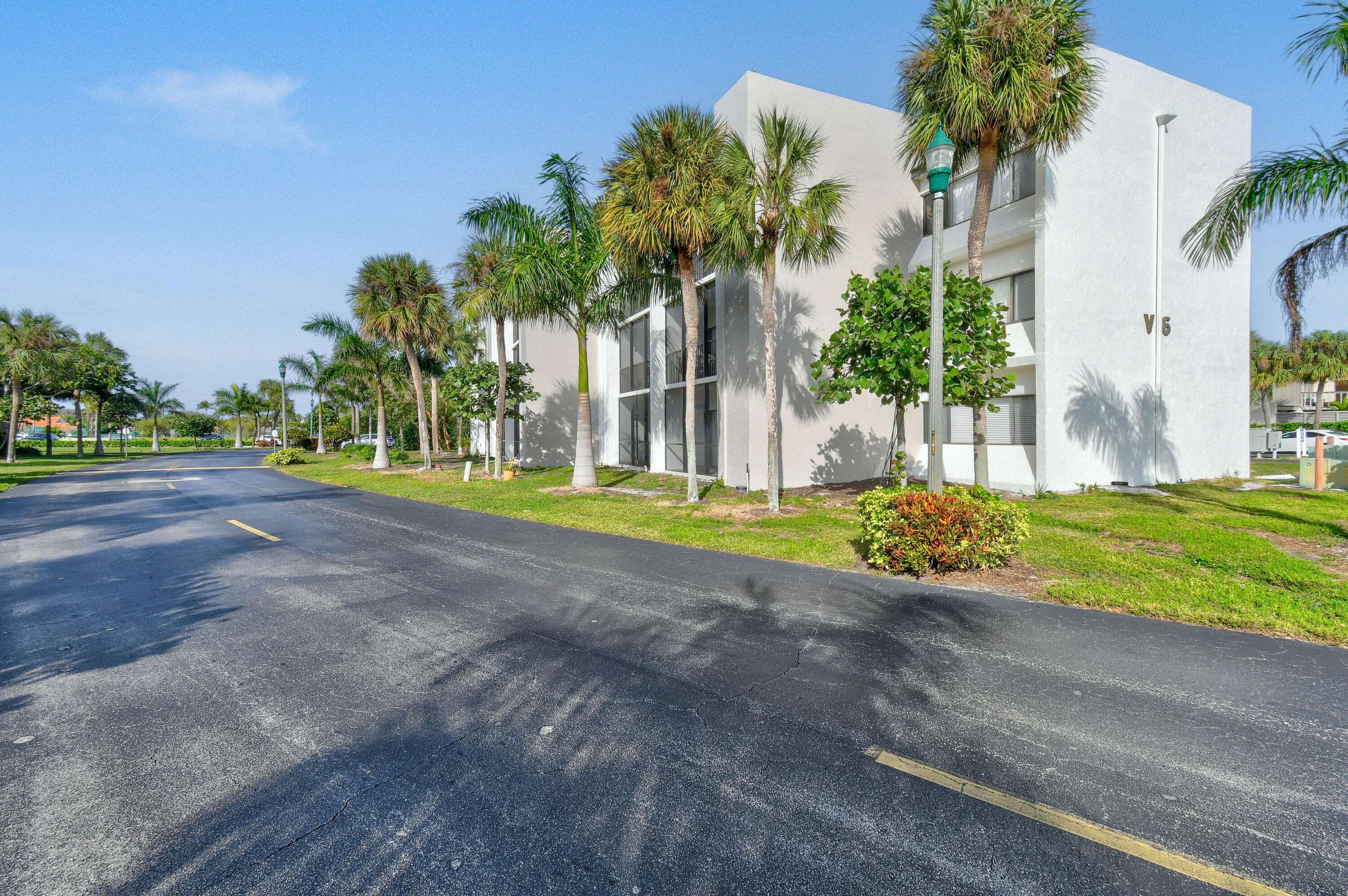 Jupiter, FL 33477,1605 S Us Highway 1 301-V6