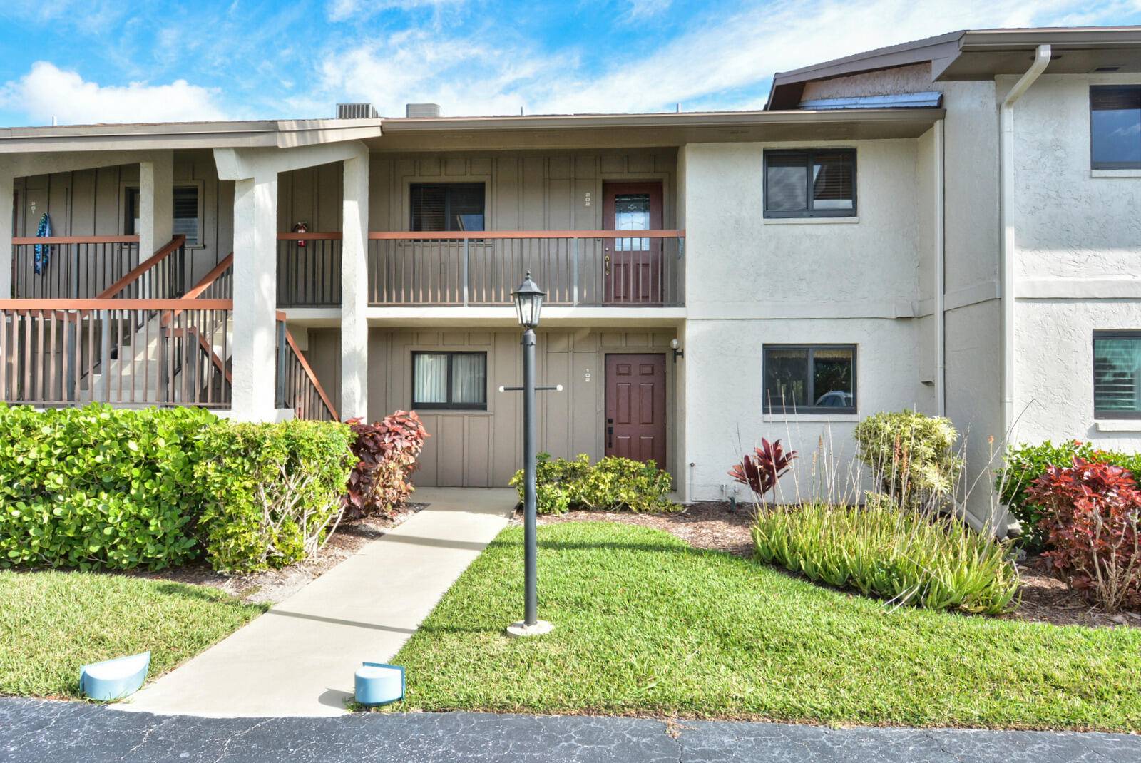 Jensen Beach, FL 34957,1600 NE Dixie HWY 14-102