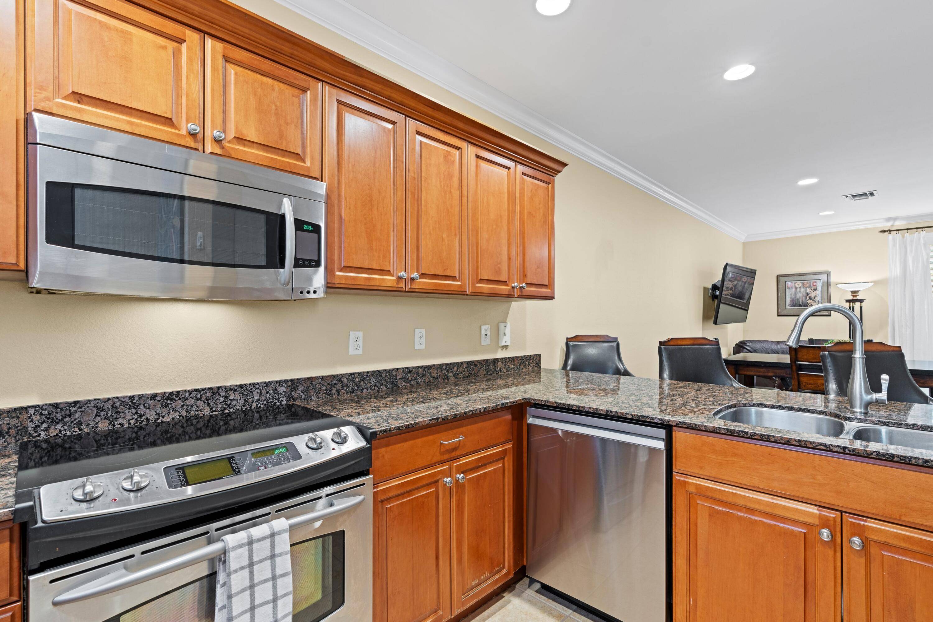Lantana, FL 33462,328 W Pine ST 22
