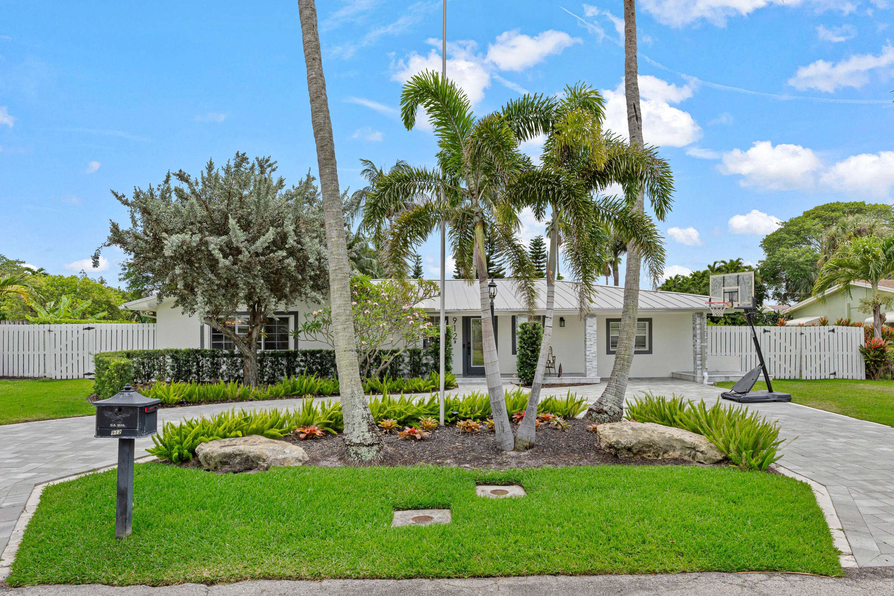 Delray Beach, FL 33483,912 Roberts RD